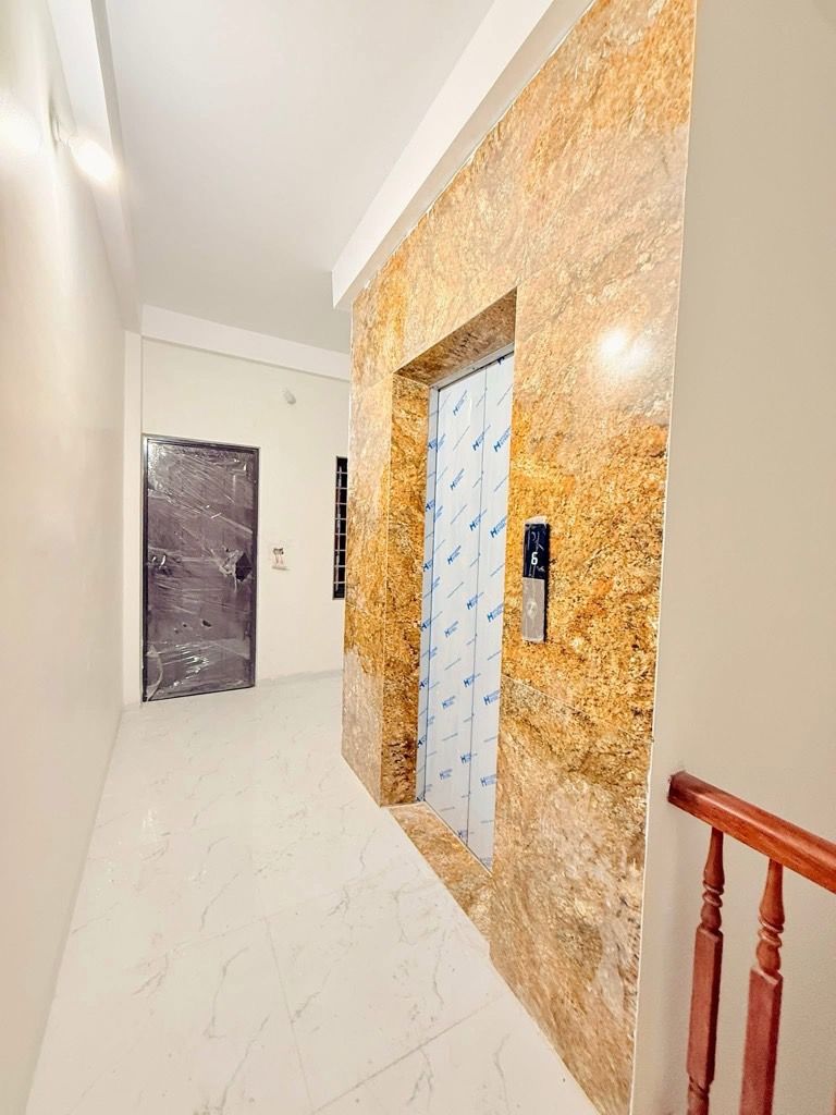 Bán nhà Nguyễn Khoái - diện tích 81m2 6 tầng - Thang máy, ngõ thông ô tô tránh - giá 14,9 tỷ