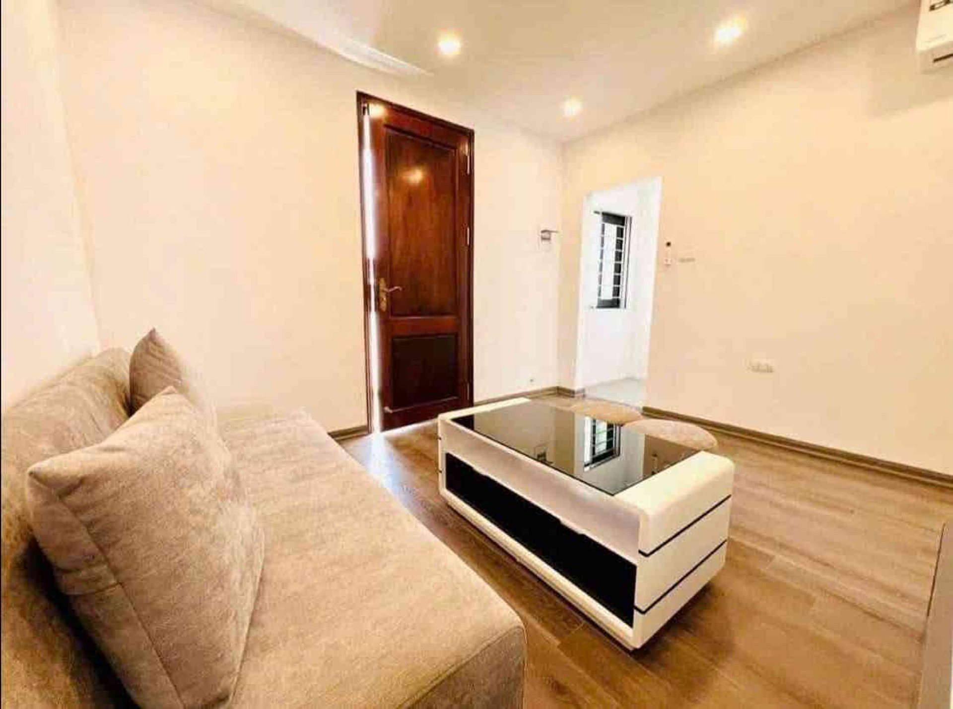 Bán nhà Quỳnh Mai - diện tích 36m2 5 tầng - Ô tô dừng đỗ chân cầu thang - giá 3,99 tỷ