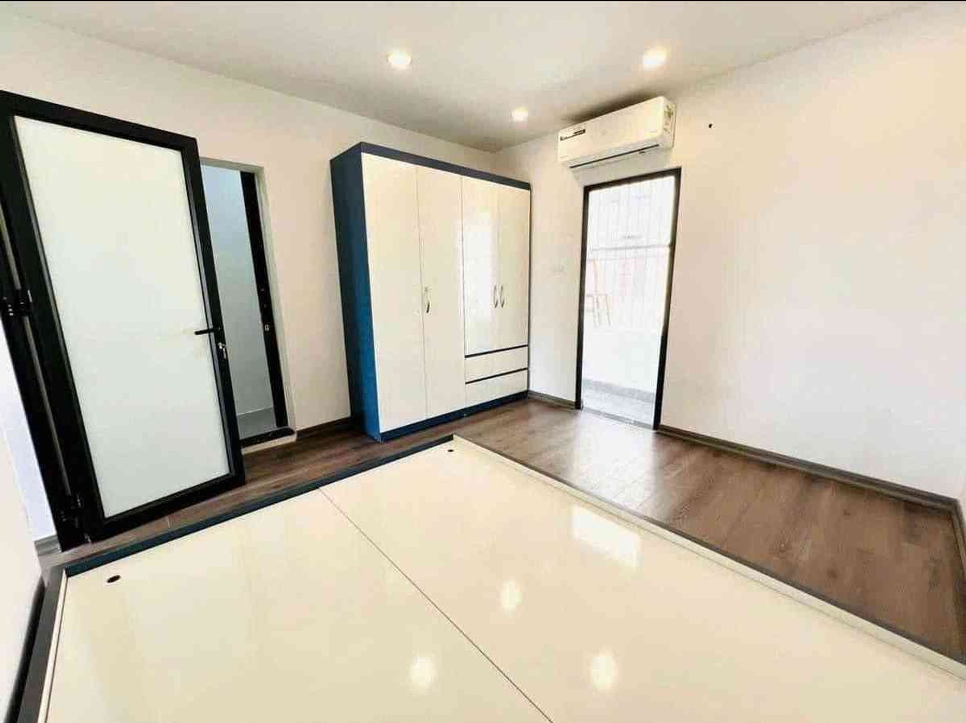 Bán nhà Quỳnh Mai - diện tích 36m2 5 tầng - Ô tô dừng đỗ chân cầu thang - giá 3,99 tỷ