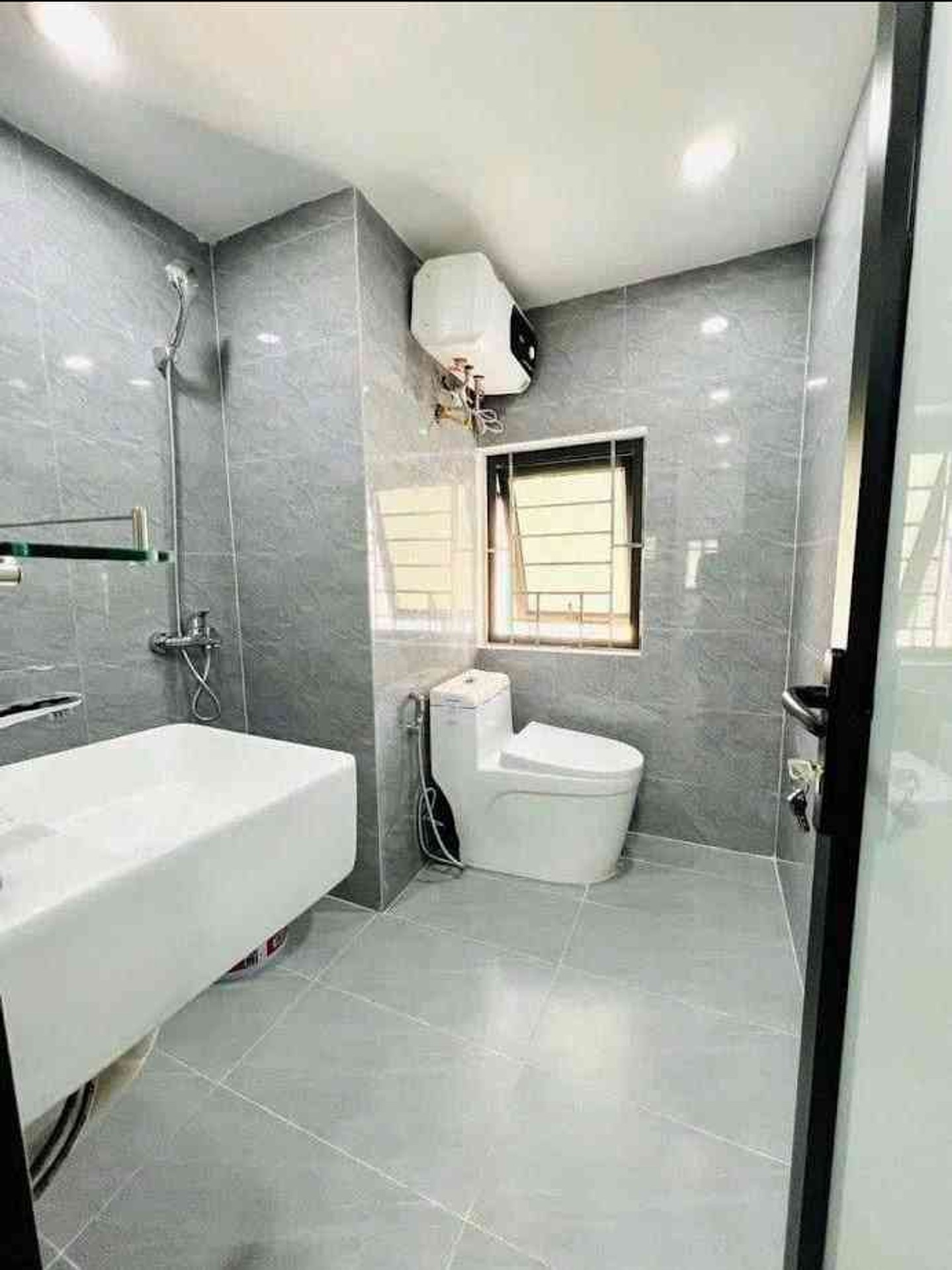 Bán nhà Quỳnh Mai - diện tích 36m2 5 tầng - Ô tô dừng đỗ chân cầu thang - giá 3,99 tỷ