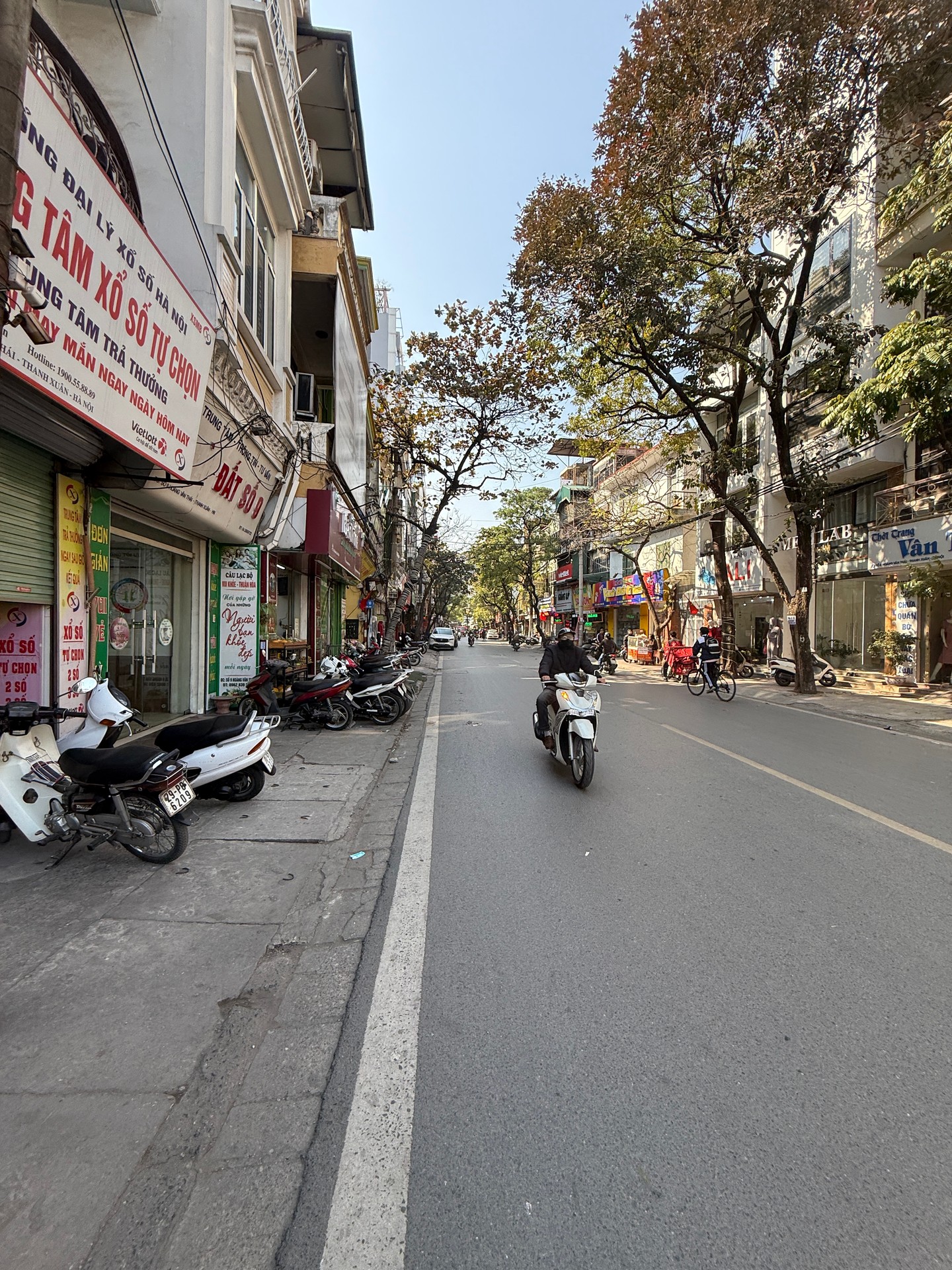 Bán nhà Hoàng Văn Thái - diện tích 75m2 3 tầng - Kinh doanh sầm uất - giá 31,5 tỷ