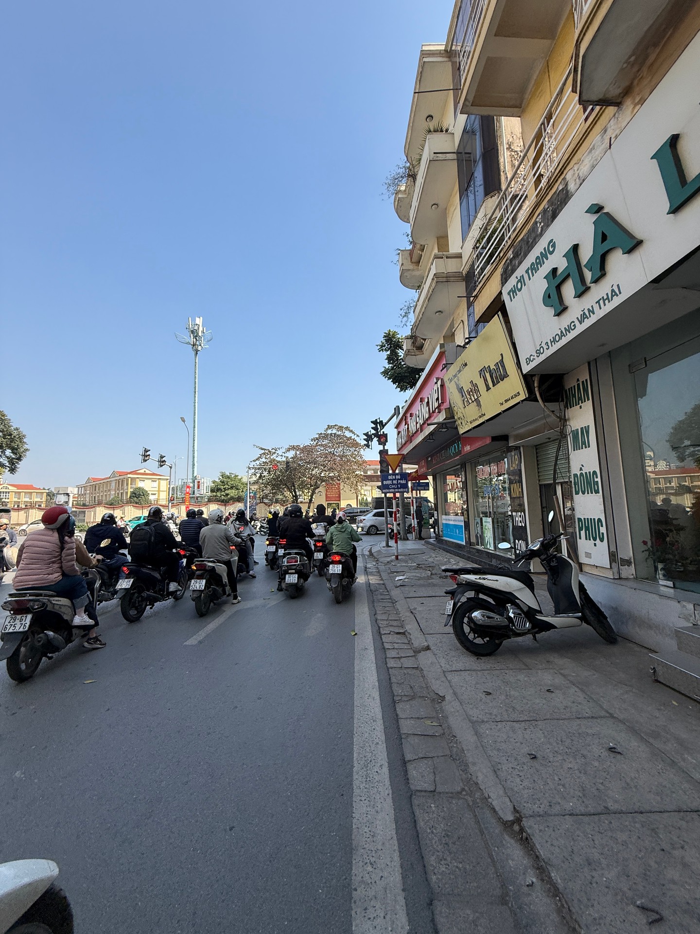 Bán nhà Hoàng Văn Thái - diện tích 75m2 3 tầng - Kinh doanh sầm uất - giá 31,5 tỷ