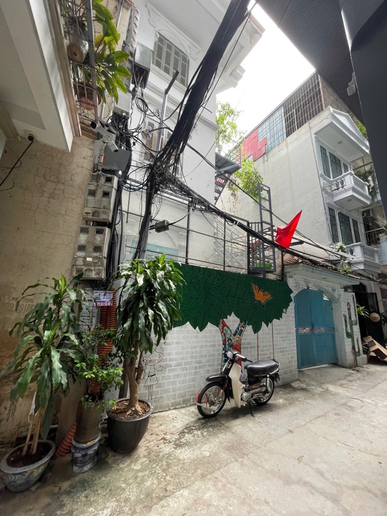 Bán nhà Hào Nam - diện tích 195m2 4 tầng - vị trí đẹp, gần Hồ - giá 38,8 tỷ