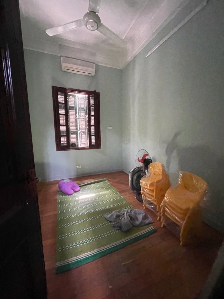 Bán nhà Hào Nam - diện tích 195m2 4 tầng - vị trí đẹp, gần Hồ - giá 38,8 tỷ