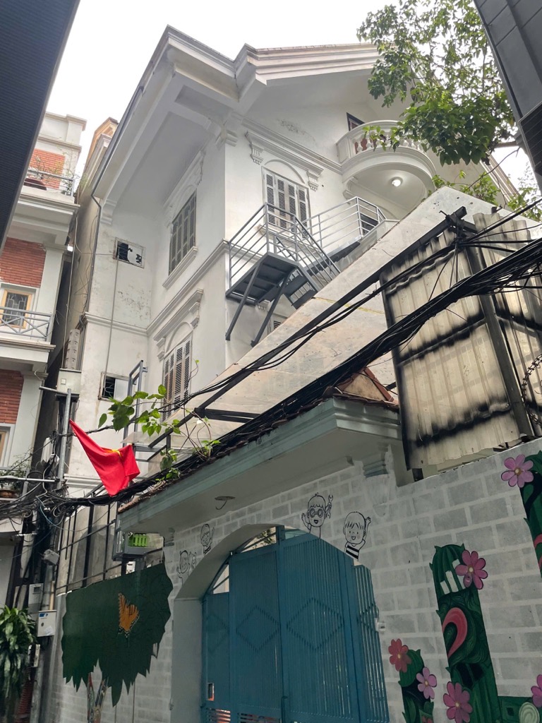 Bán nhà Hào Nam - diện tích 195m2 4 tầng - vị trí đẹp, gần Hồ - giá 38,8 tỷ