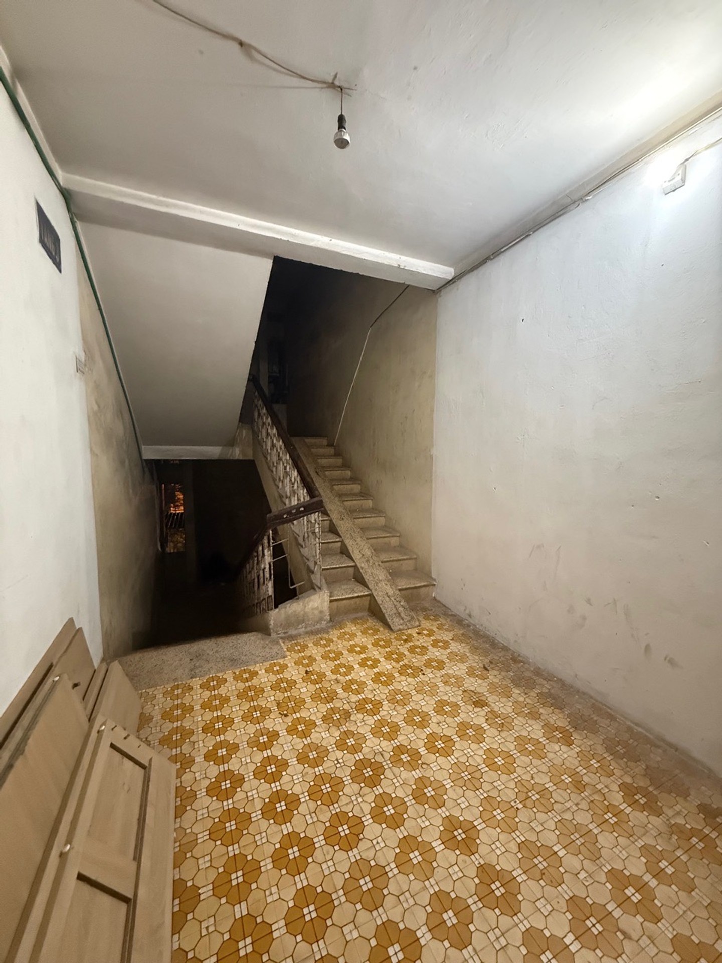 Bán nhà Huỳnh Thúc Kháng - diện tích 75m2 3 tầng - Sổ đỏ chính chủ - giá 4,8 tỷ