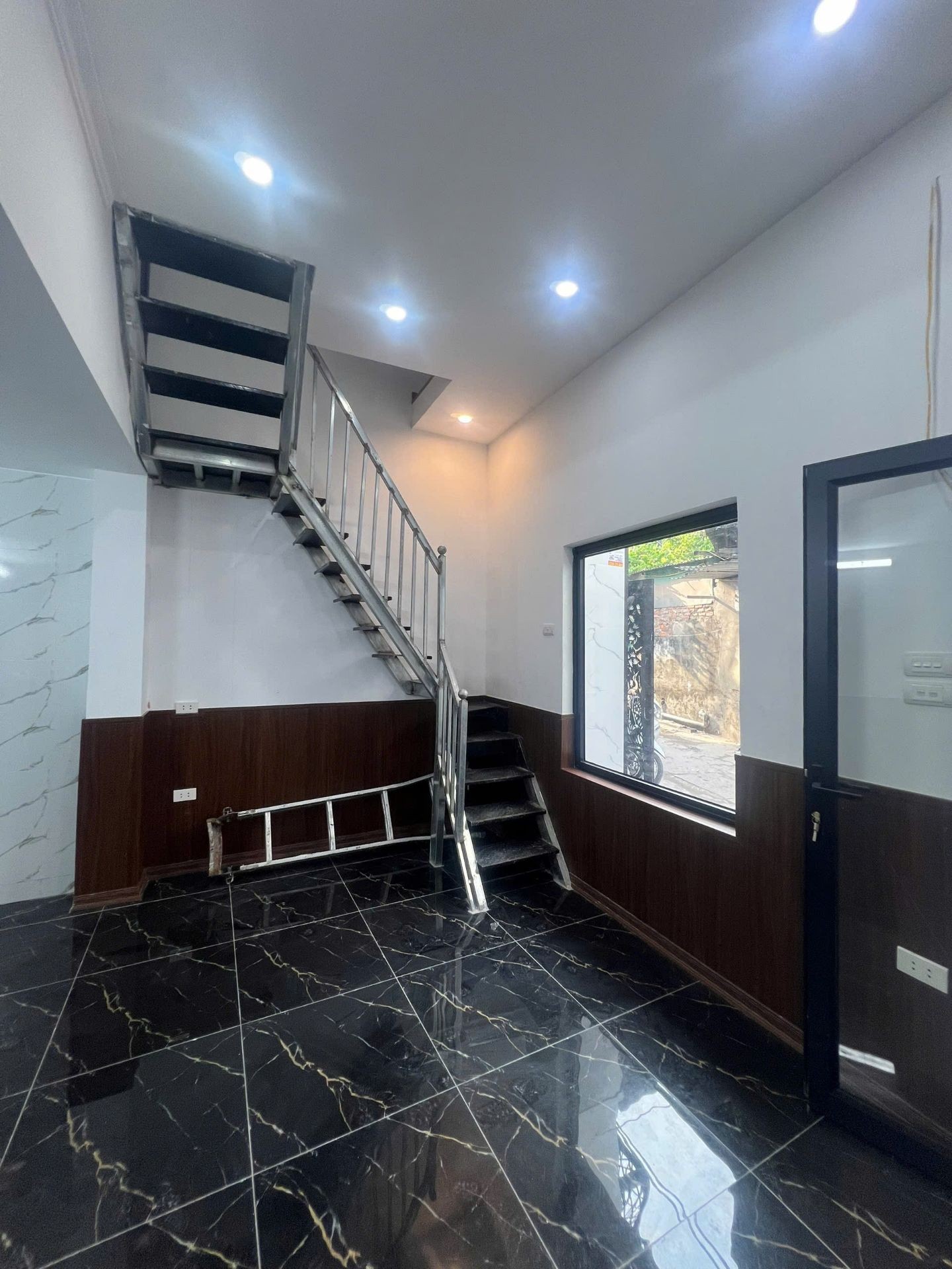 Bán nhà Tân Mai - diện tích 32m2 2 tầng - Nhà đẹp hiếm có - giá 2,5 tỷ