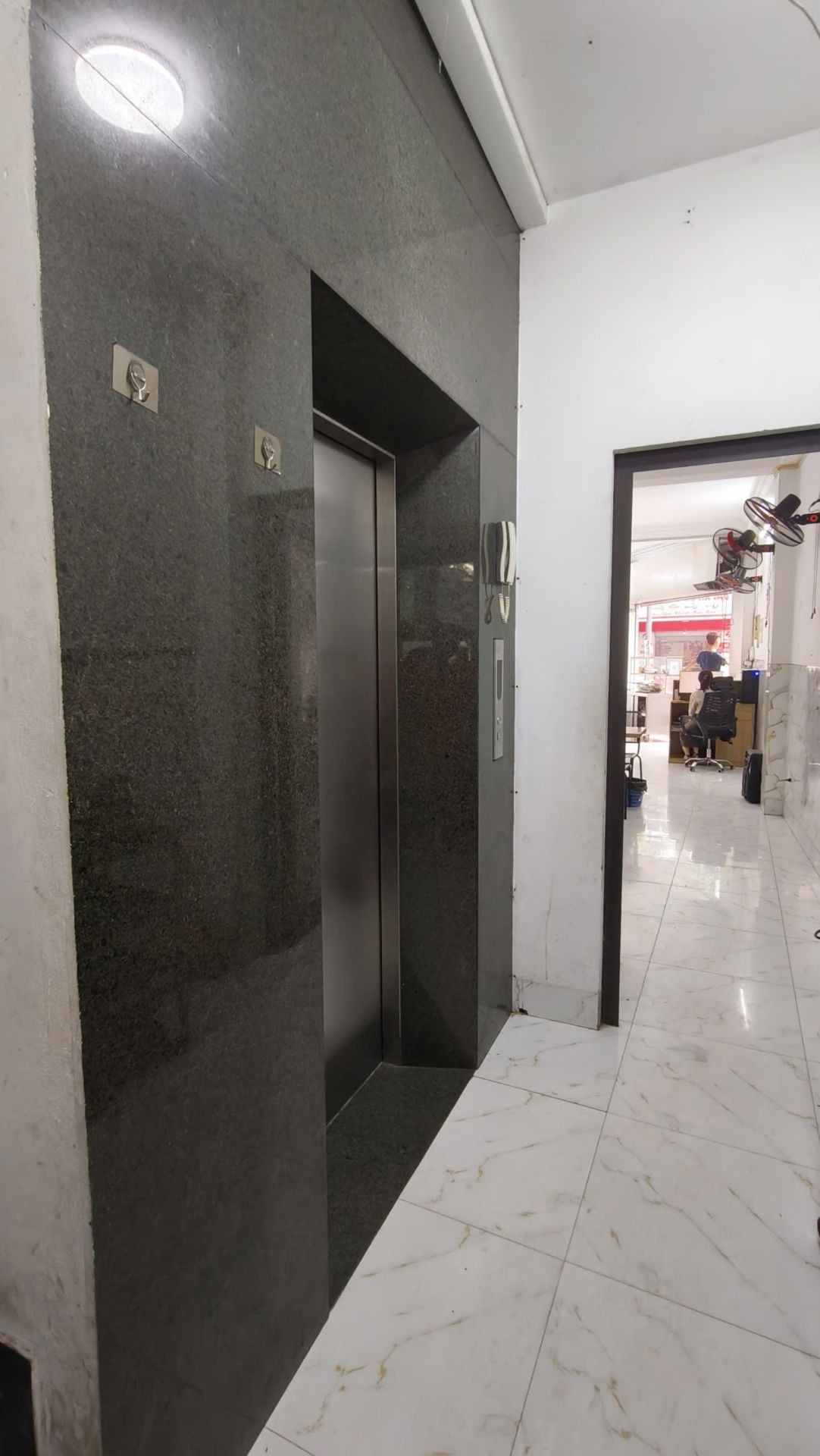 Bán nhà Vọng - diện tích 55.2m2 5 tầng - Nhà như 2 mặt phố, kinh doanh sầm uất - giá 42 tỷ