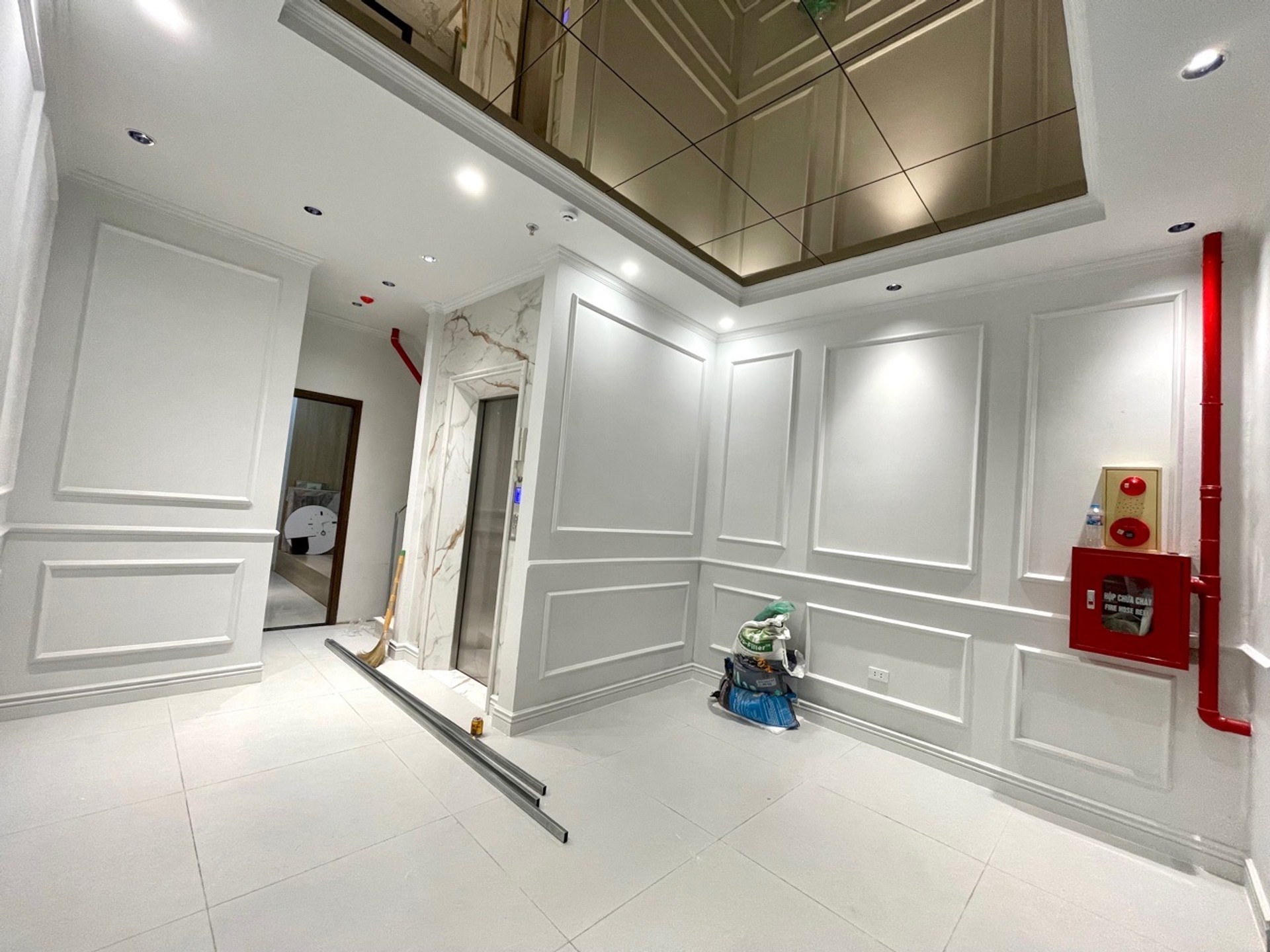 Bán nhà ngõ Văn Hương - diện tích 45m2 6 tầng - Lô góc, siêu phẩm CCMN Đống Đa - giá 13,8 tỷ