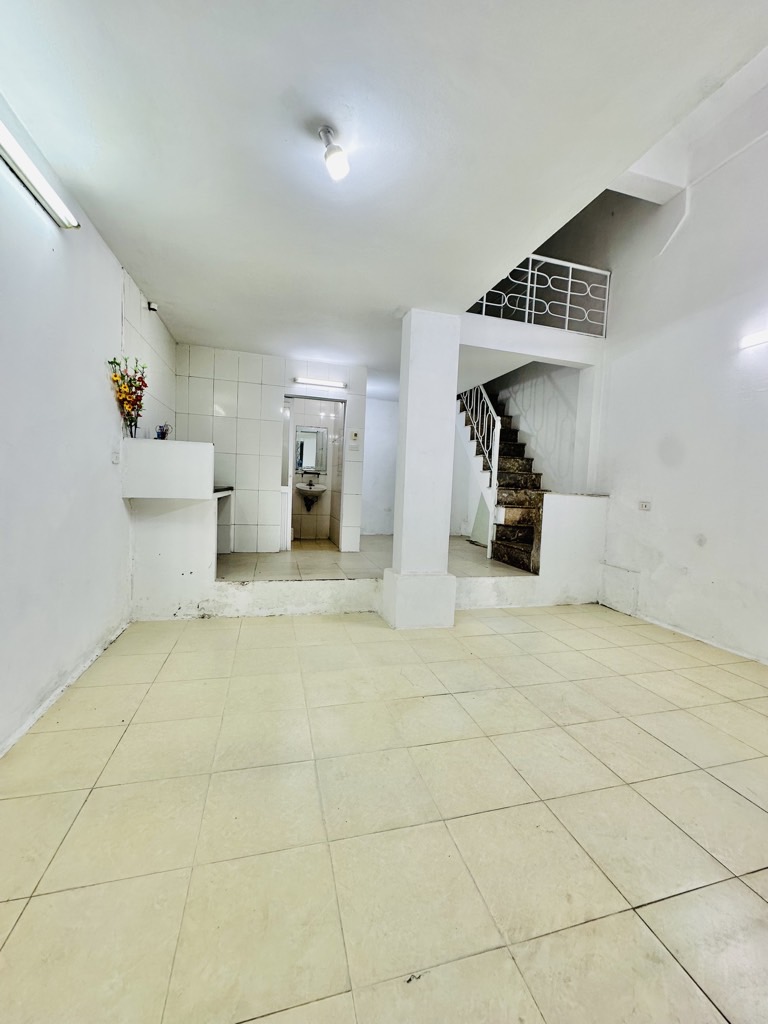 Bán nhà Ngõ 293 Tam Trinh - diện tích 33m2 2 tầng - Nhà riêng mặt ngõ chợ - giá 1,96 tỷ