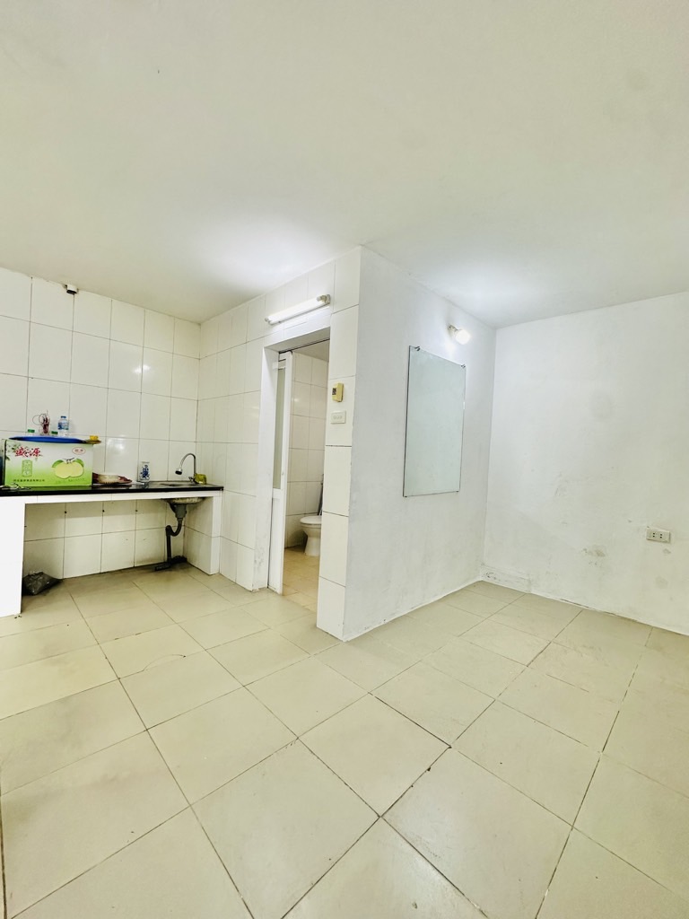 Bán nhà Ngõ 293 Tam Trinh - diện tích 33m2 2 tầng - Nhà riêng mặt ngõ chợ - giá 1,96 tỷ