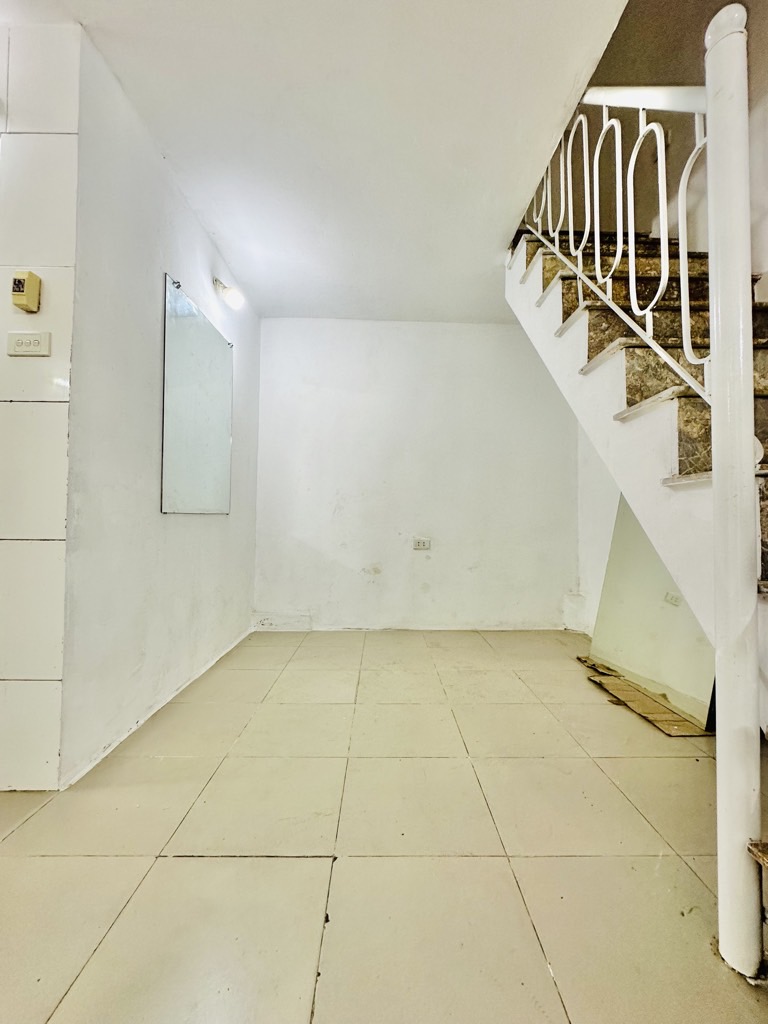 Bán nhà Ngõ 293 Tam Trinh - diện tích 33m2 2 tầng - Nhà riêng mặt ngõ chợ - giá 1,96 tỷ