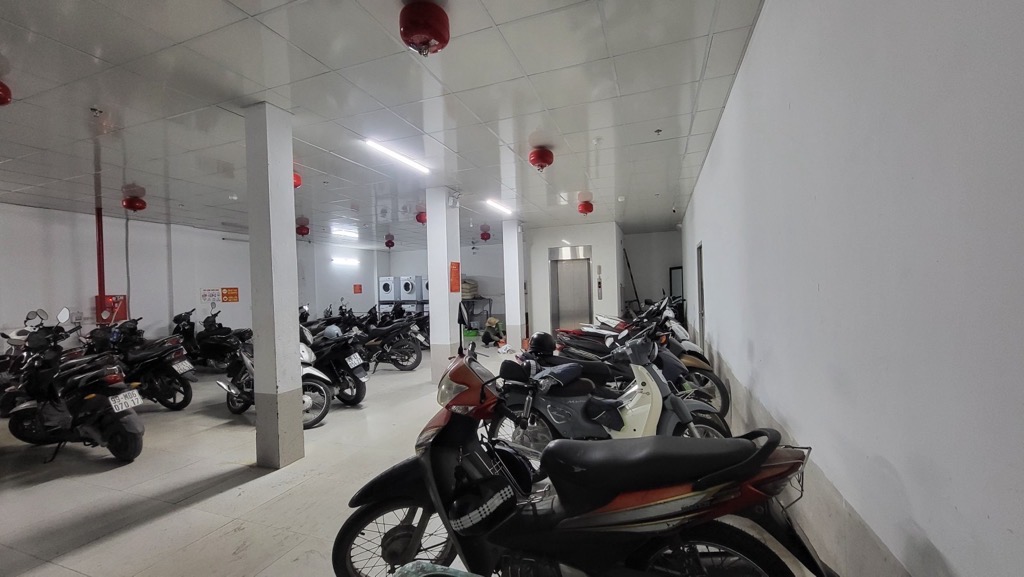 Bán nhà Phùng Khoang - diện tích 185m2 7 tầng - Ô tô lùi vào nhà - giá 33,5 tỷ