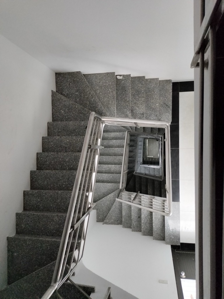 Bán nhà Phùng Khoang - diện tích 185m2 7 tầng - Ô tô lùi vào nhà - giá 33,5 tỷ