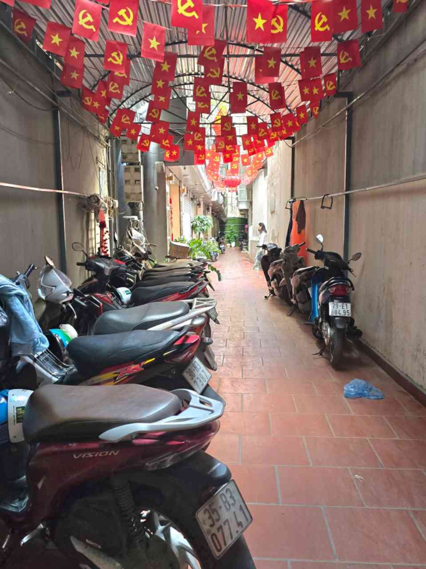 Bán nhà Hoàng Mai - diện tích 32m2 5 tầng - Ô TÔ ĐỖ CỔNG - giá 9,4 tỷ