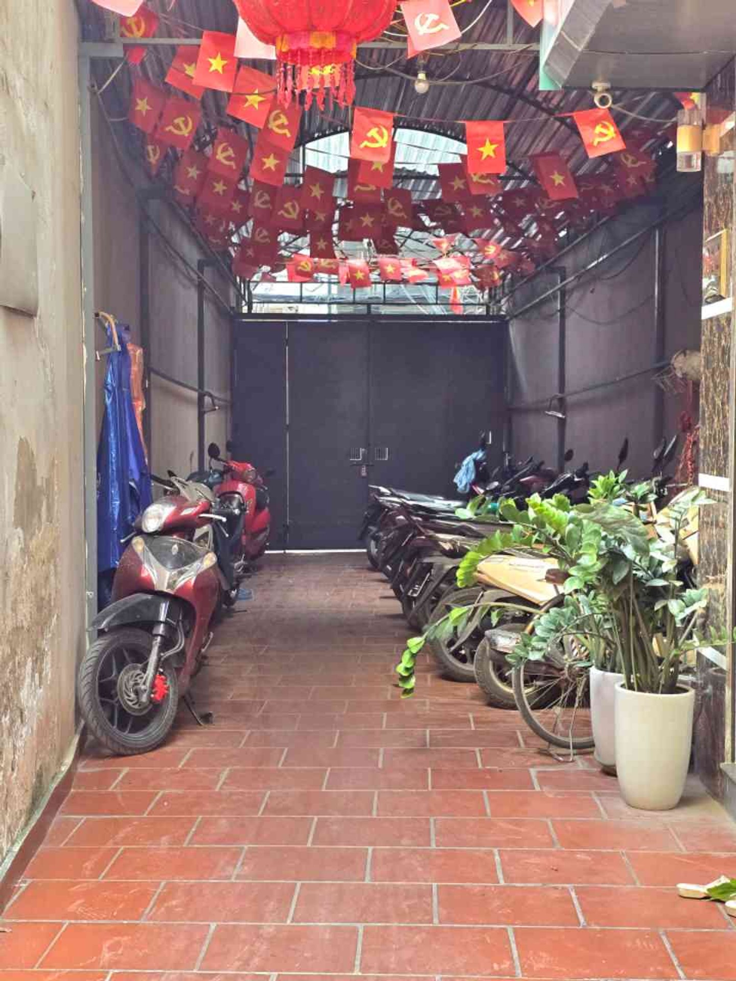 Bán nhà Hoàng Mai - diện tích 32m2 5 tầng - Ô TÔ ĐỖ CỔNG - giá 9,4 tỷ