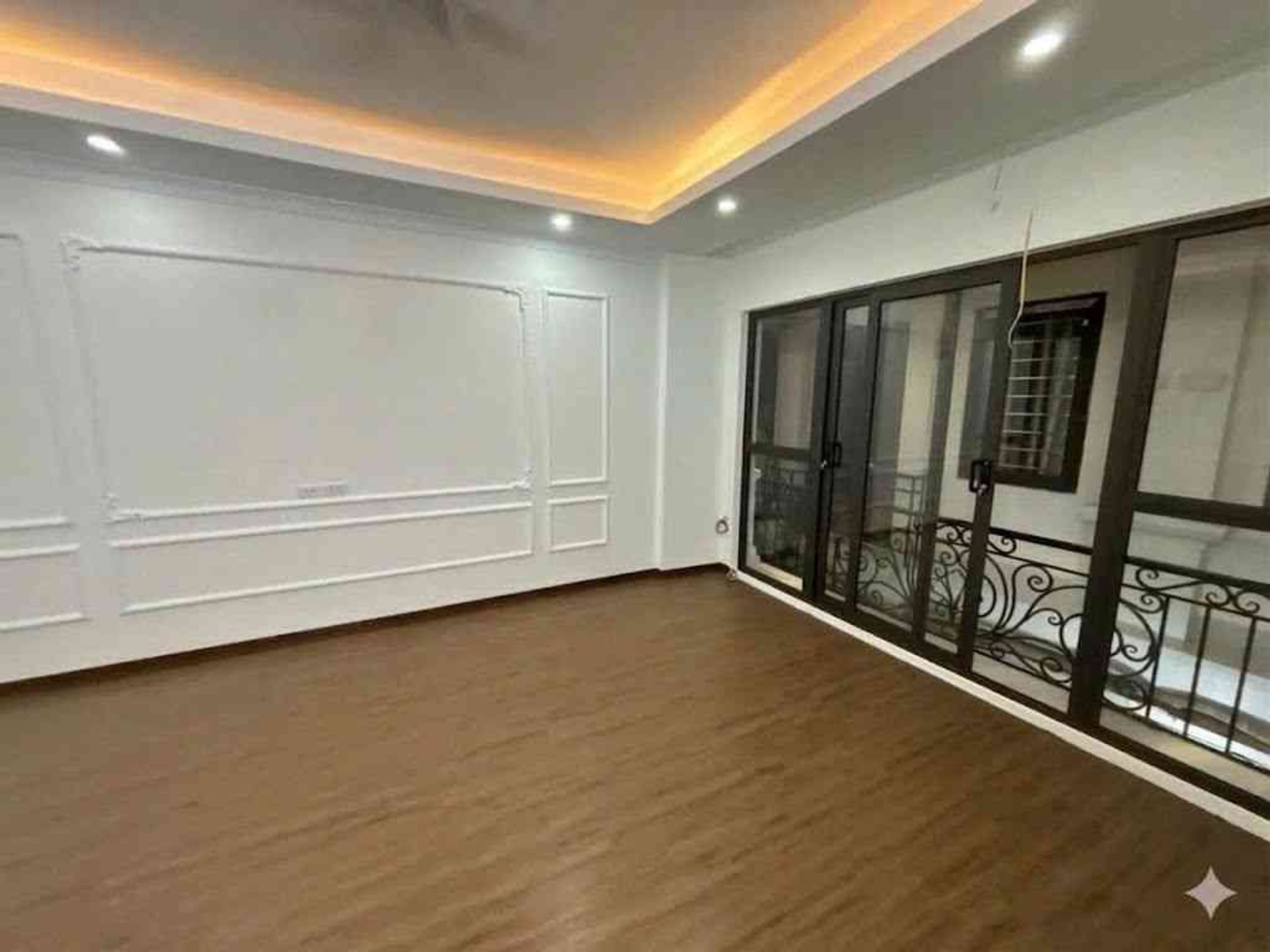 Bán nhà Hoàng Mai - diện tích 32m2 5 tầng - Ô TÔ ĐỖ CỔNG - giá 9,4 tỷ
