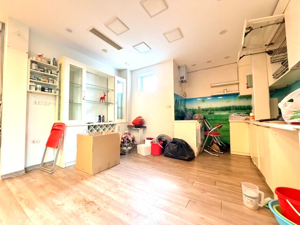 Bán nhà Hào Nam - diện tích 82m2 4 tầng - Lô góc 1 mặt phố 1 mặt ngõ - giá 62,8 tỷ