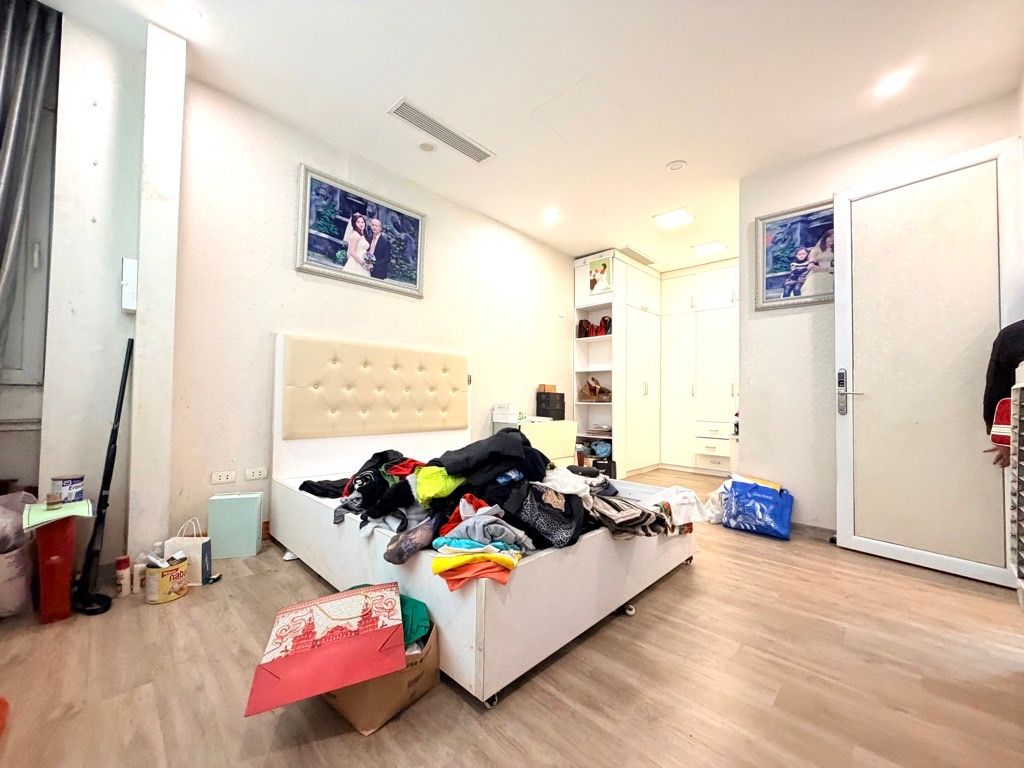 Bán nhà Hào Nam - diện tích 82m2 4 tầng - Lô góc 1 mặt phố 1 mặt ngõ - giá 62,8 tỷ