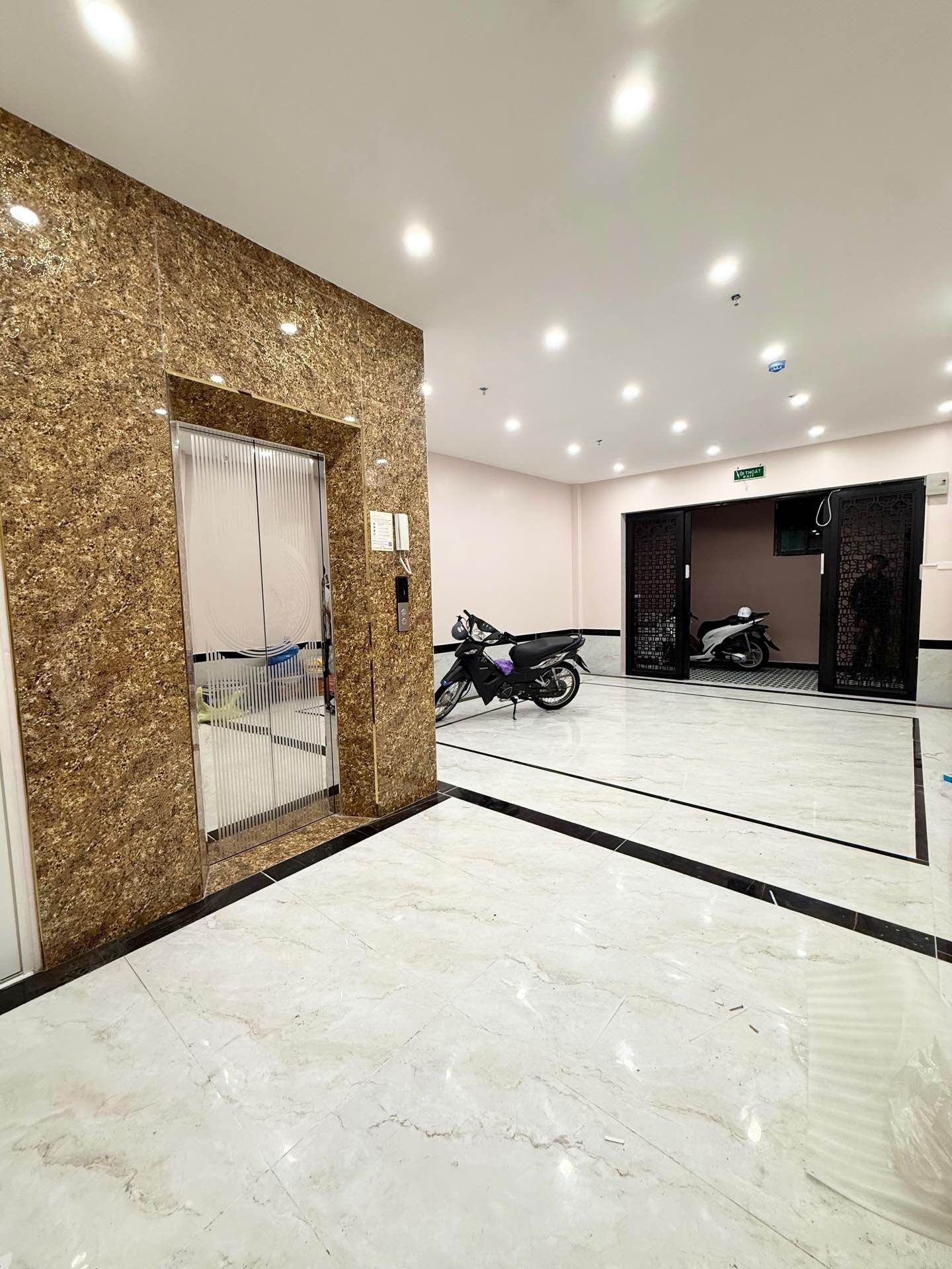 Bán nhà Hai Bà Trưng - diện tích 82m2 5 tầng - Lô góc, thang máy - giá 16,5 tỷ
