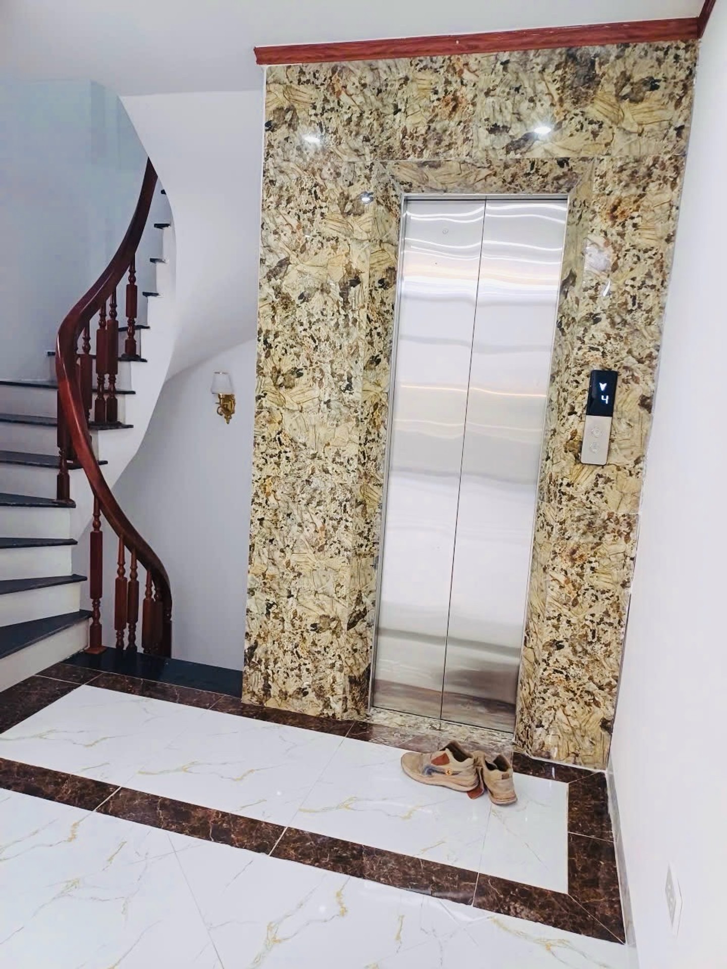 Bán nhà Kim Ngưu - diện tích 30m2 5 tầng - Thang máy xịn, nhà mới tinh - giá 9,6 tỷ