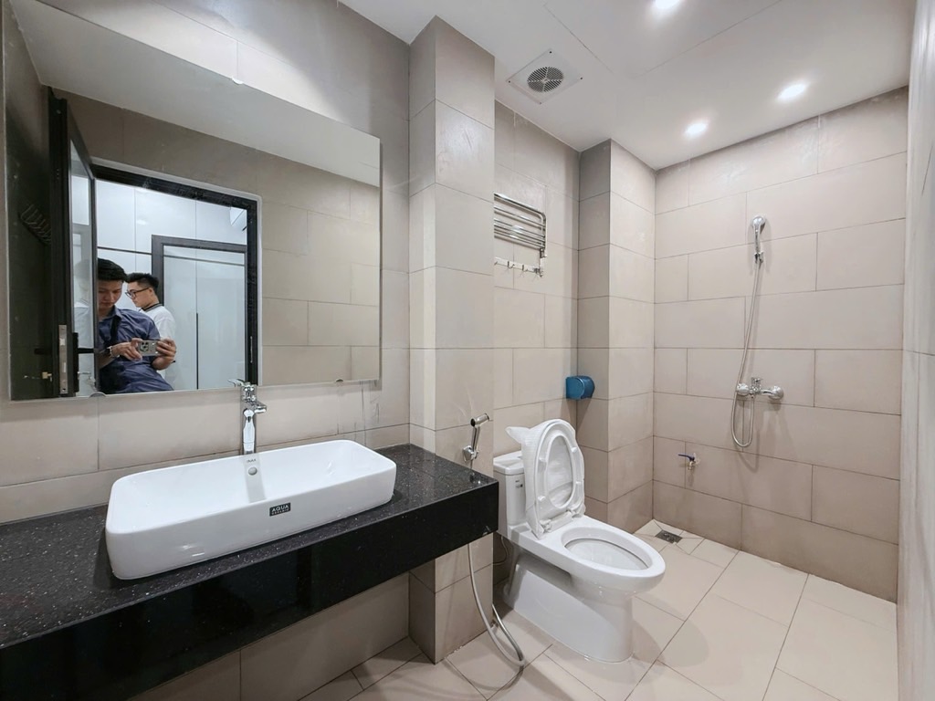 Bán nhà Kim Đồng - diện tích 36m2 7 tầng - Ô TÔ TRÁNH NHAU - VỈA HÈ - THANG MÁY - KINH DOANH - MẶT TIỀN RỘNG - GARA Ô TÔ - FULL NỘI THẤT - giá 17 tỷ