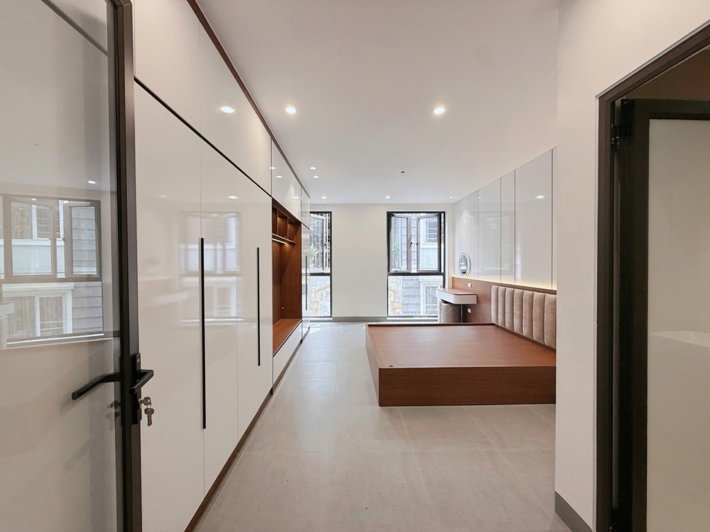 Bán nhà Kim Đồng - diện tích 36m2 7 tầng - Ô TÔ TRÁNH NHAU - VỈA HÈ - THANG MÁY - KINH DOANH - MẶT TIỀN RỘNG - GARA Ô TÔ - FULL NỘI THẤT - giá 17 tỷ