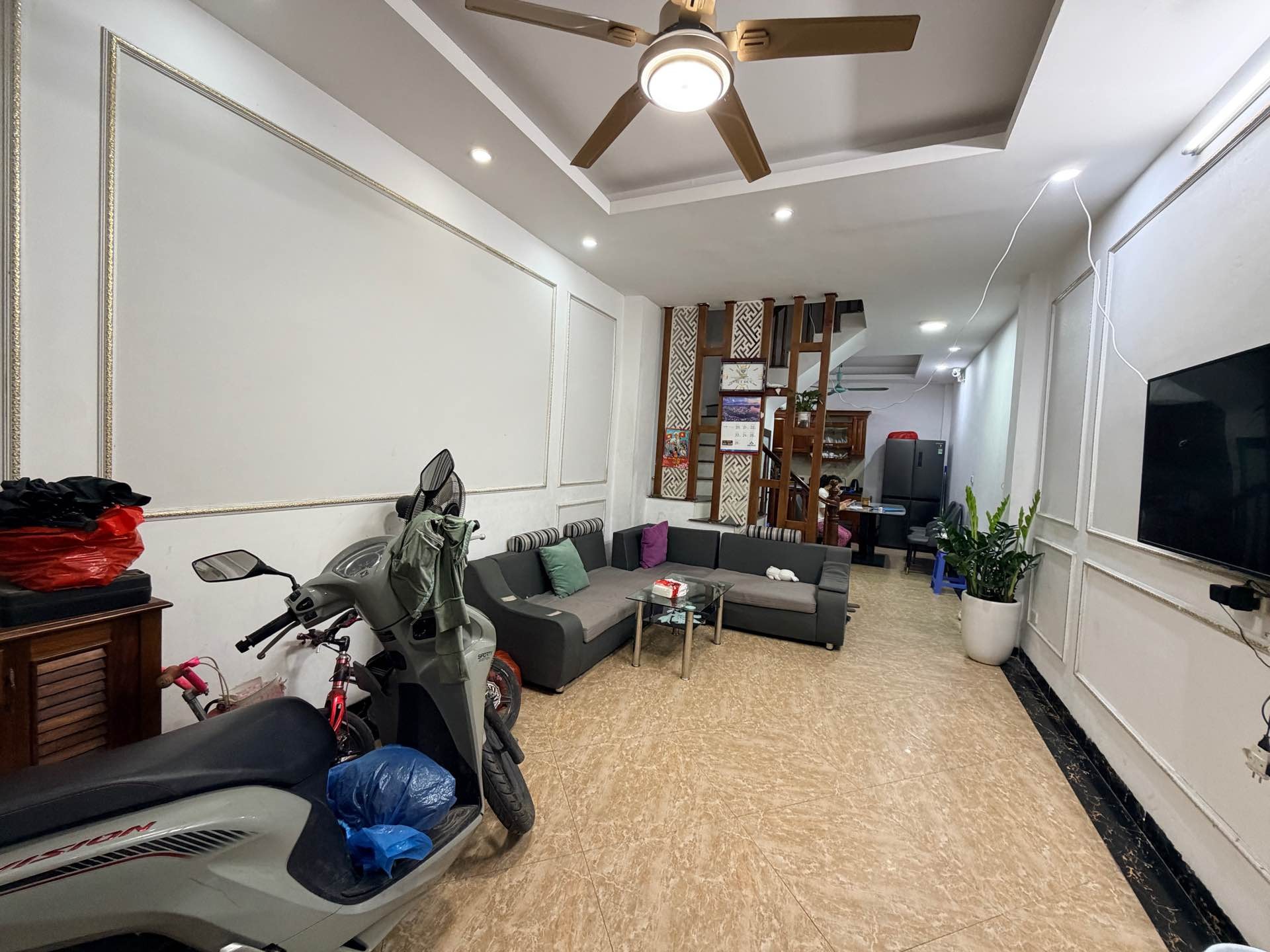Bán nhà Đông Thiên - diện tích 40m2 4 tầng - Nhà đẹp ở luôn - giá 8,95 tỷ