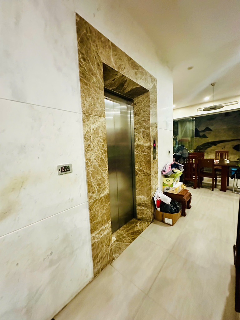 Bán nhà Nguyễn Trãi - diện tích 91.3m2 5 tầng - ô tô tránh - giá 52 tỷ