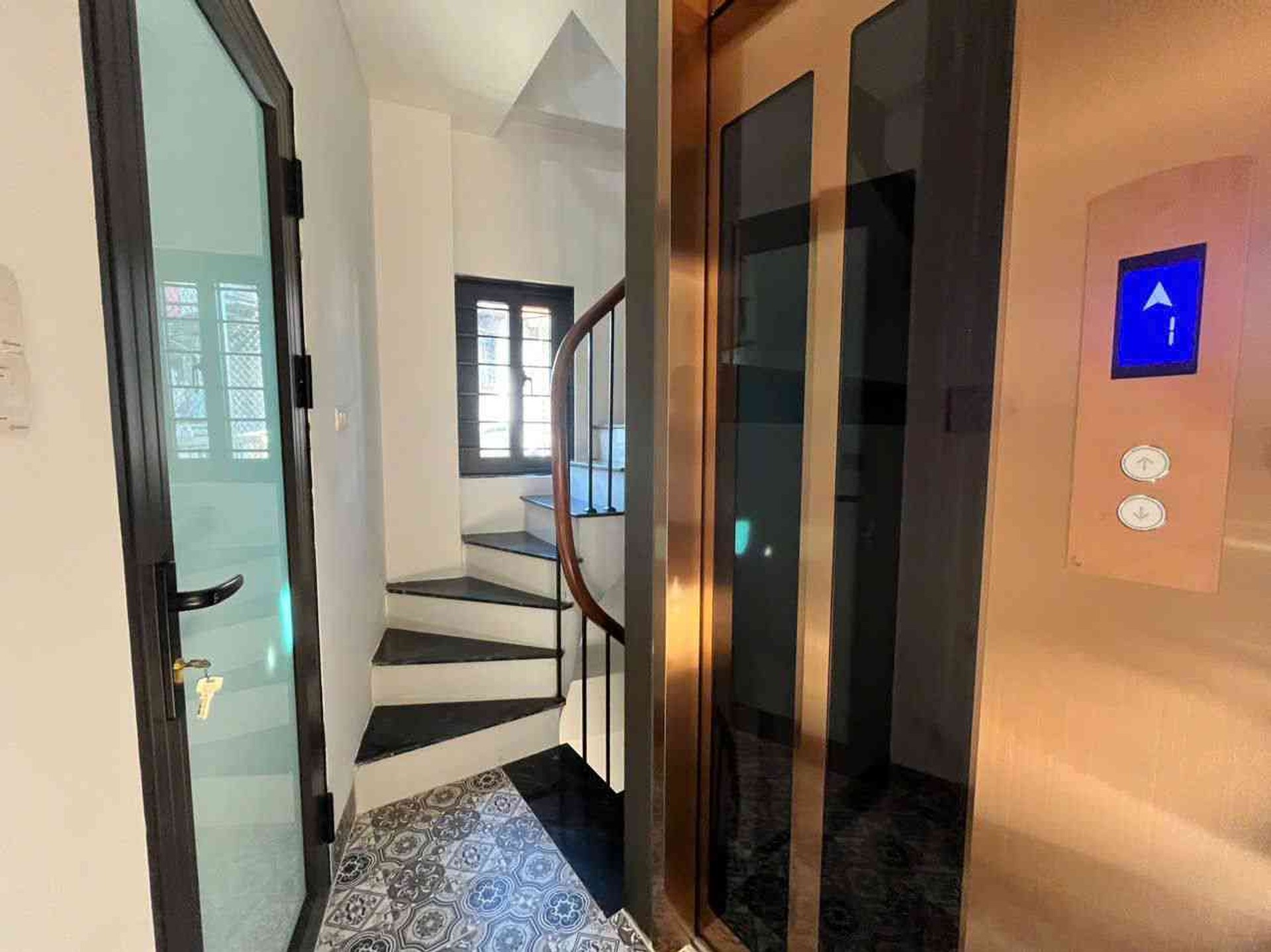 Bán nhà Thanh Nhàn - diện tích 25m2 5 tầng - ô tô đỗ cửa - giá 11,5 tỷ