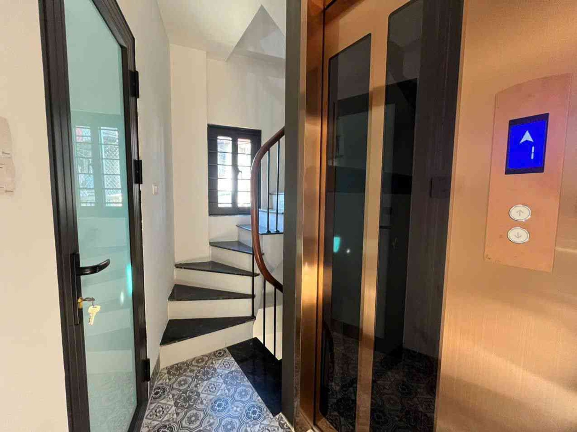 Bán nhà Thanh Nhàn - diện tích 25m2 5 tầng - ô tô đỗ cửa - giá 11,5 tỷ