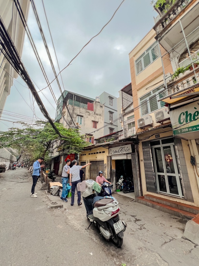 Bán nhà Đê La Thành - diện tích 42m2 2,5 tầng - Ô tô đỗ cửa - giá 12,5 tỷ