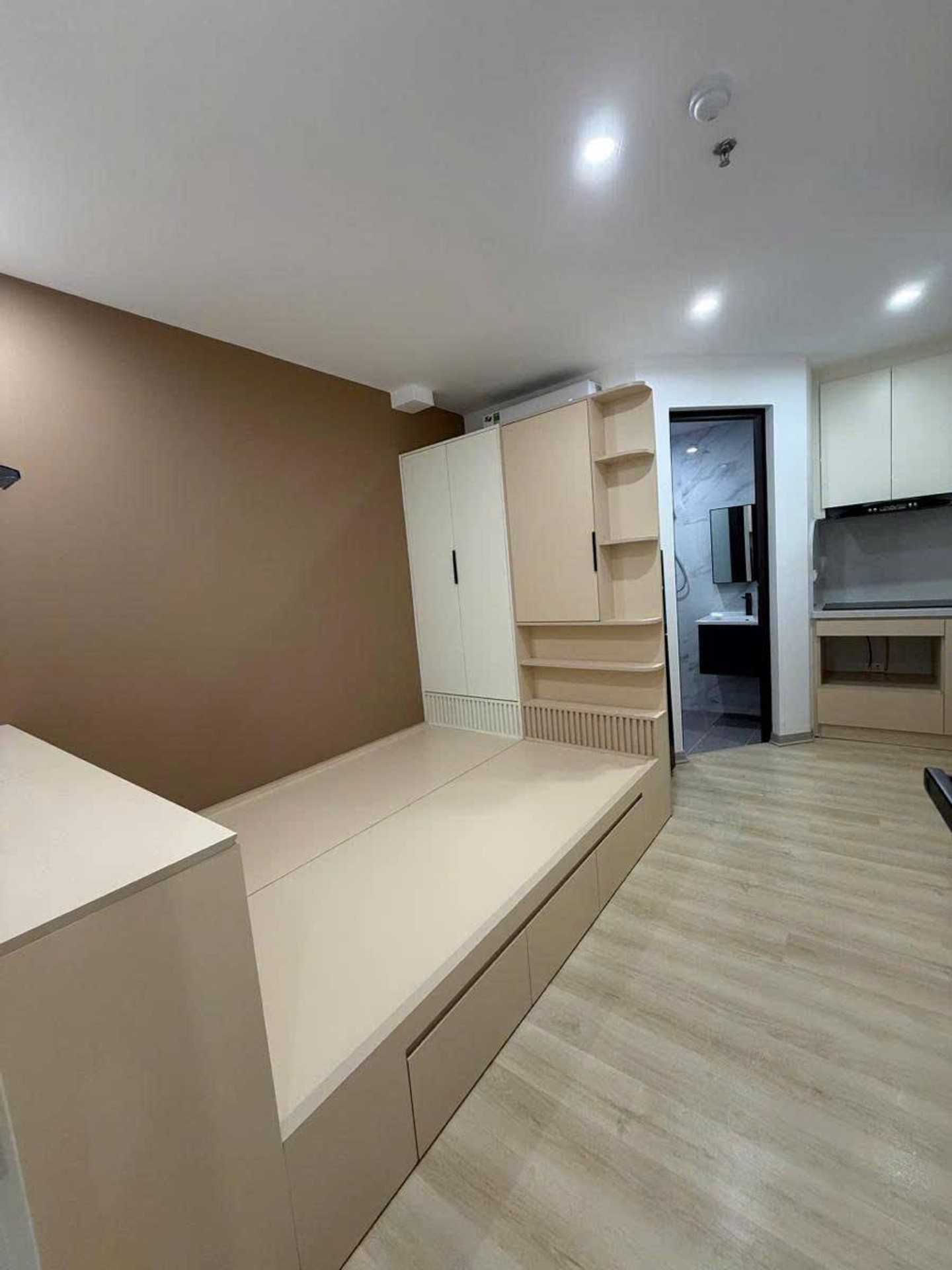 Bán nhà Chùa Láng - diện tích 136m2 7 tầng - Ngõ 1 ô tô - giá 41,5 tỷ