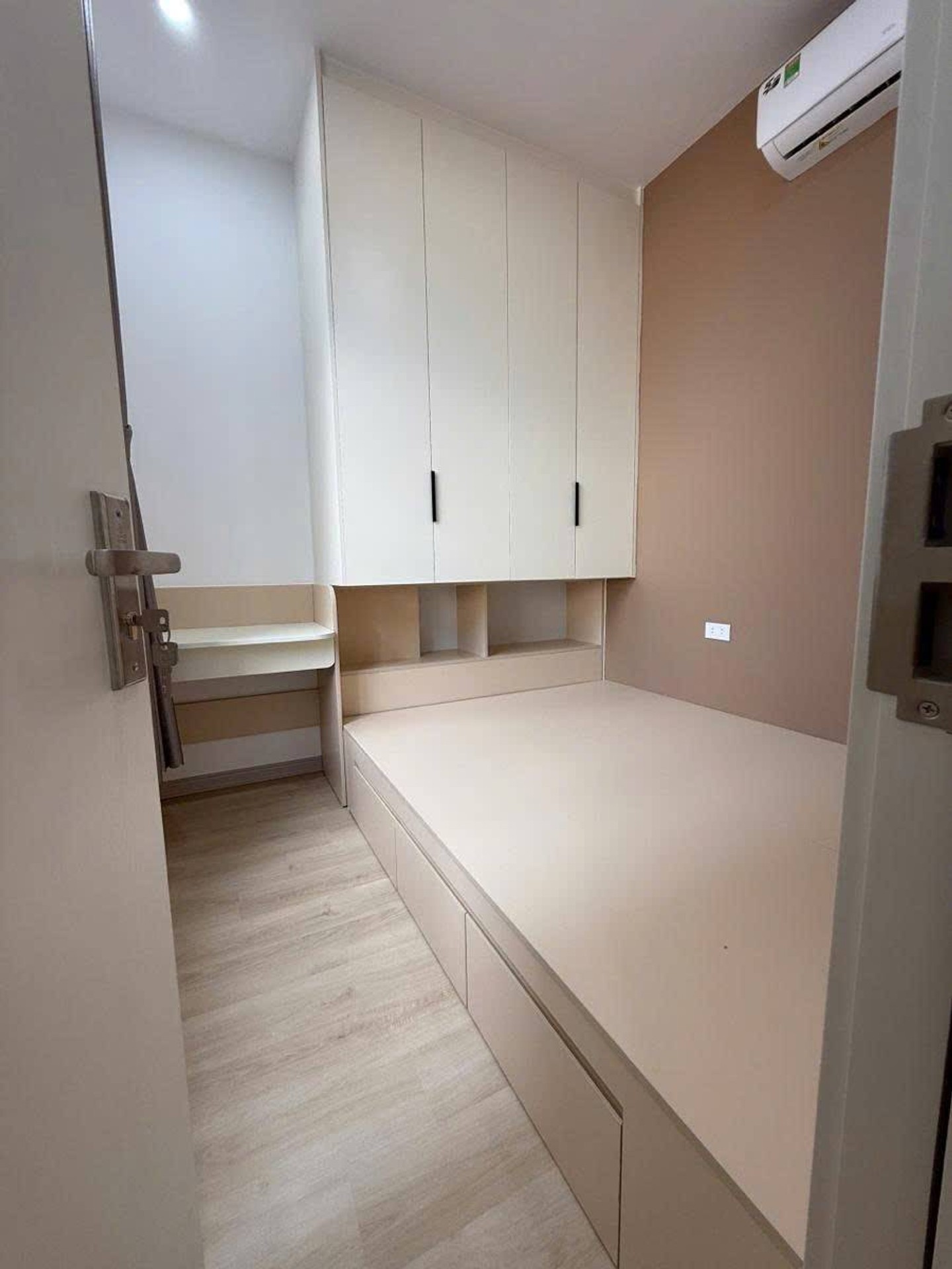 Bán nhà Chùa Láng - diện tích 136m2 7 tầng - Ngõ 1 ô tô - giá 41,5 tỷ