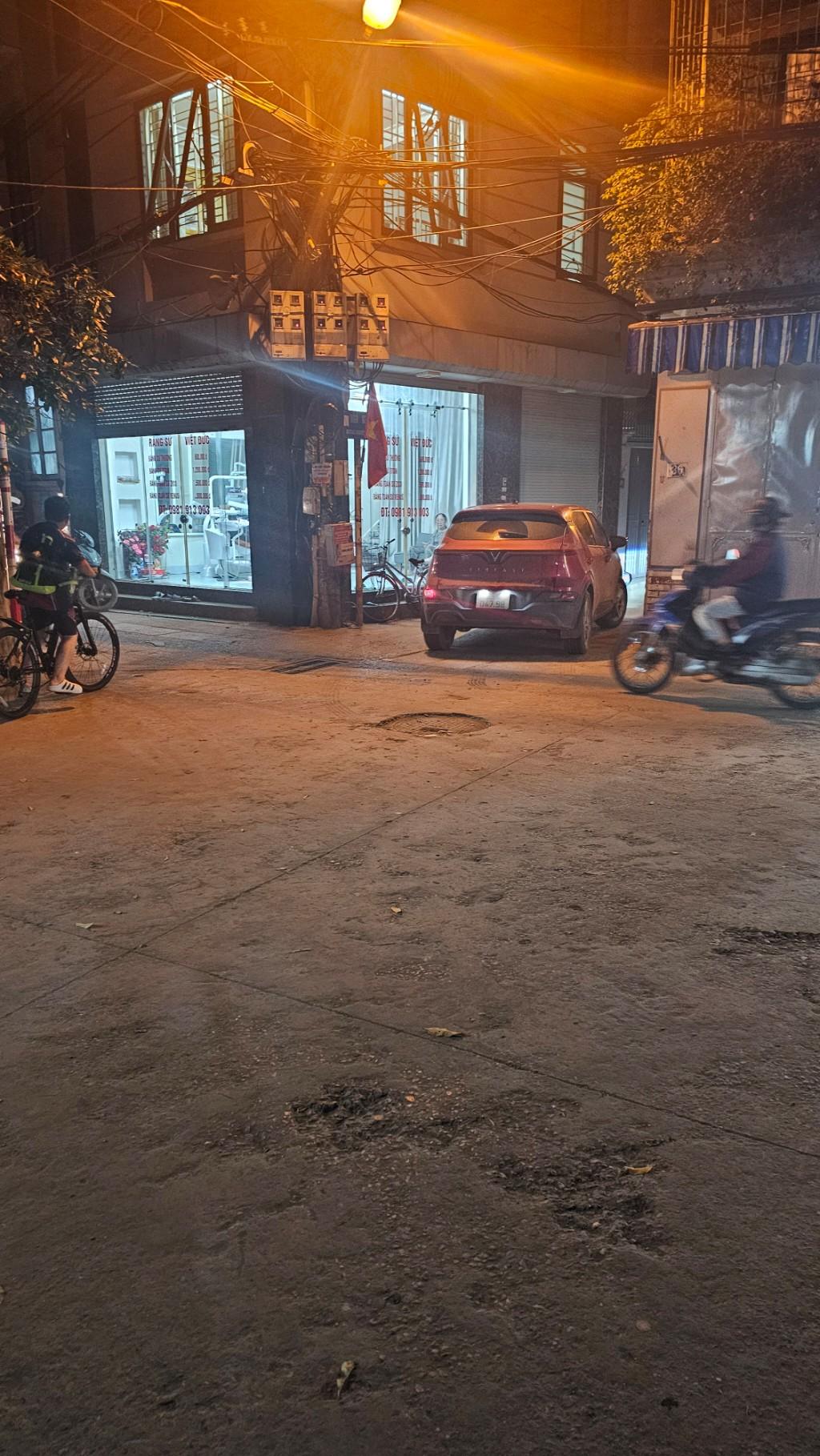 Bán nhà Nguyễn Khoái - diện tích 104m2 5 tầng - Ô tô tránh - giá 16 tỷ