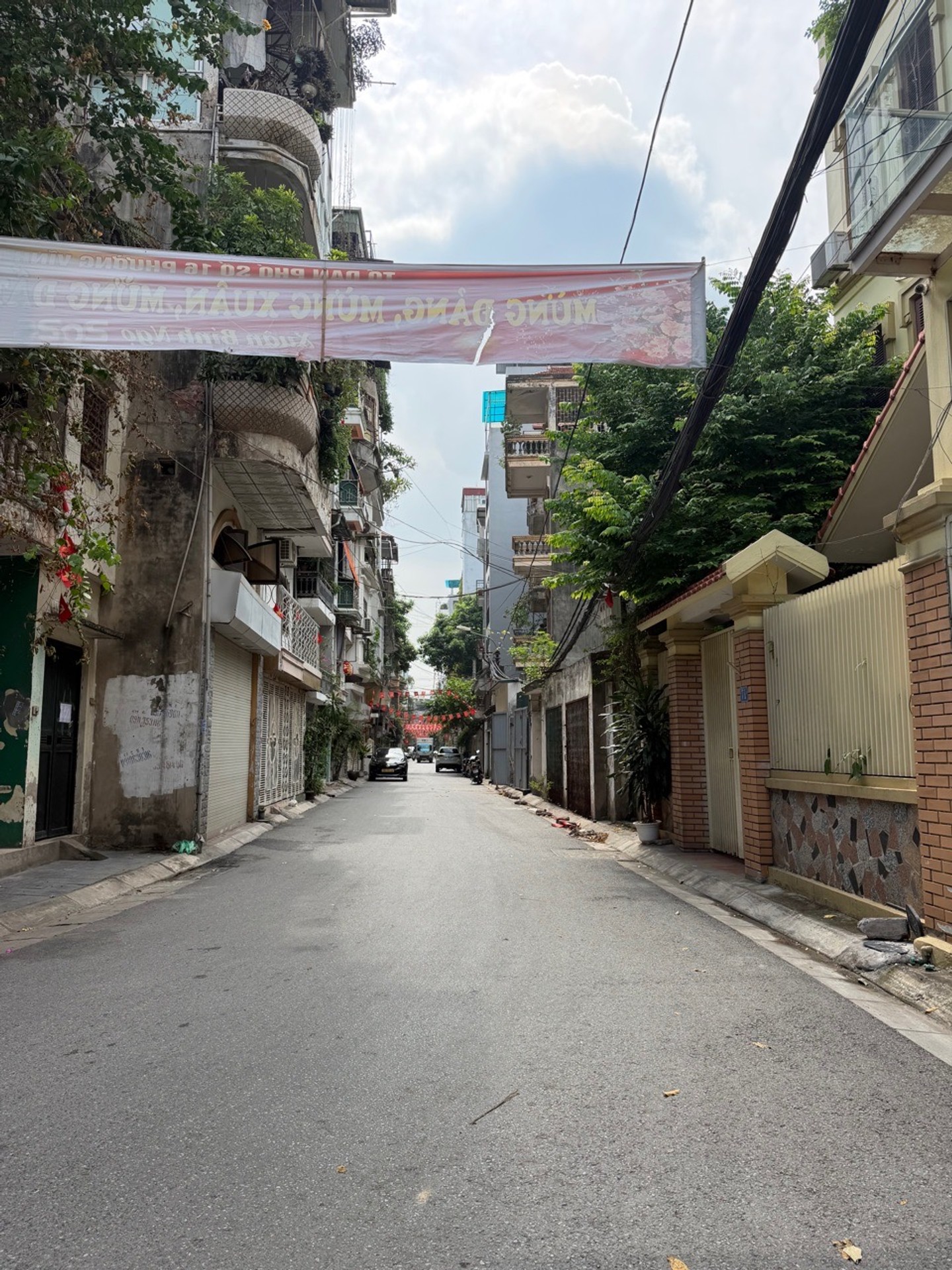 Bán nhà Minh Khai - diện tích 54m2 3 tầng - Ô tô đỗ cửa - giá 9,8 tỷ