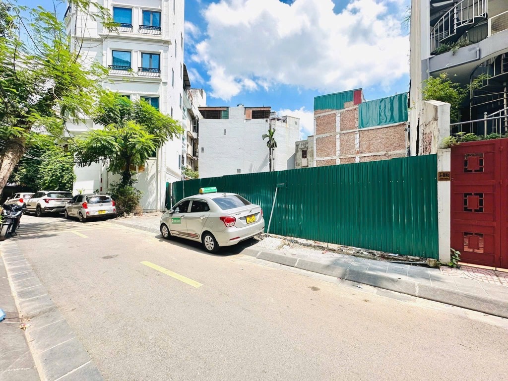 Bán nhà Đầm Trấu - diện tích 81m2 6 tầng - Phân lô ô tô tránh - giá 42,5 tỷ