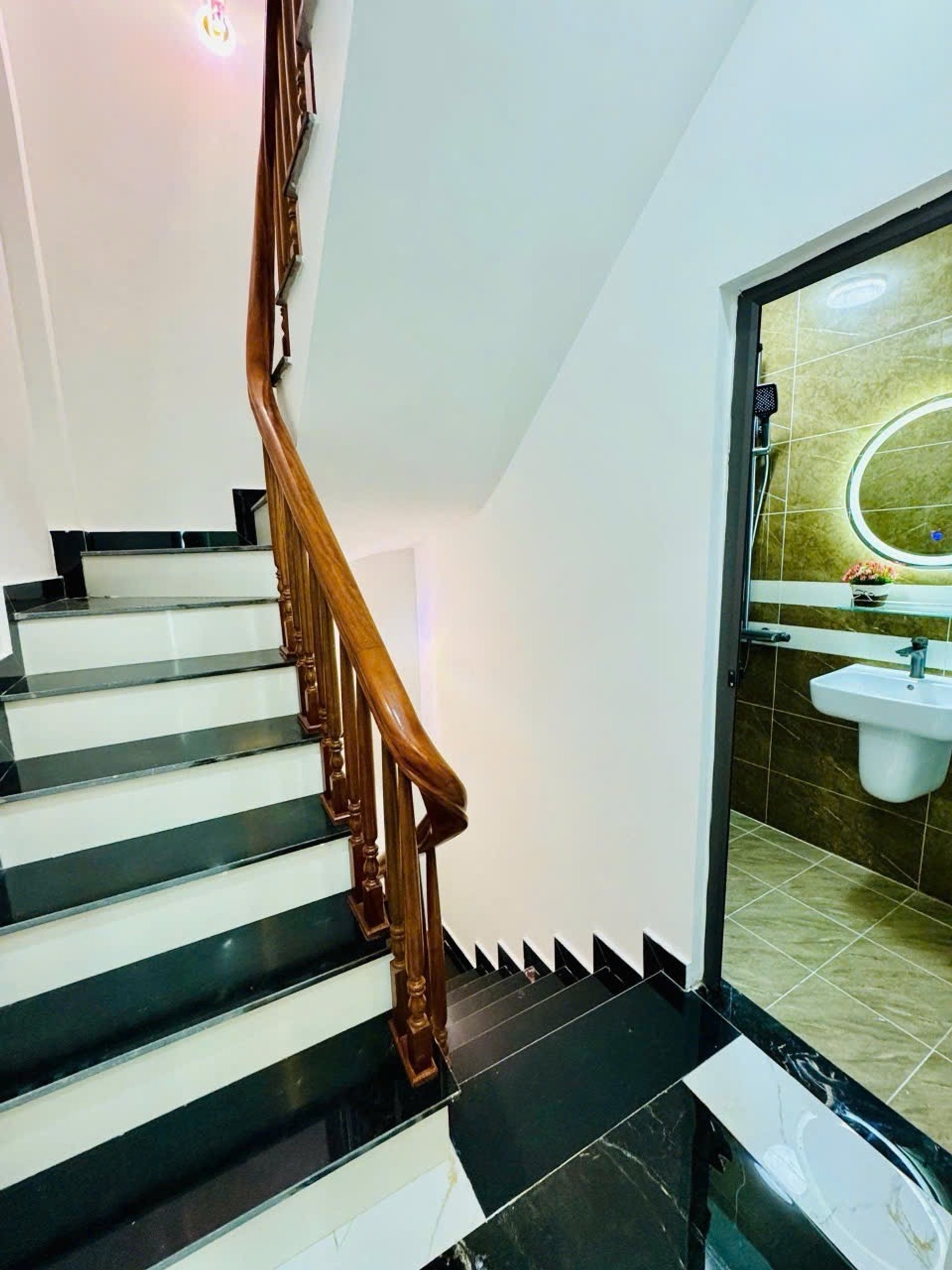 Bán nhà Tân Khai - diện tích 24m2 5 tầng - Ô tô tránh 30m - giá 6,7 tỷ