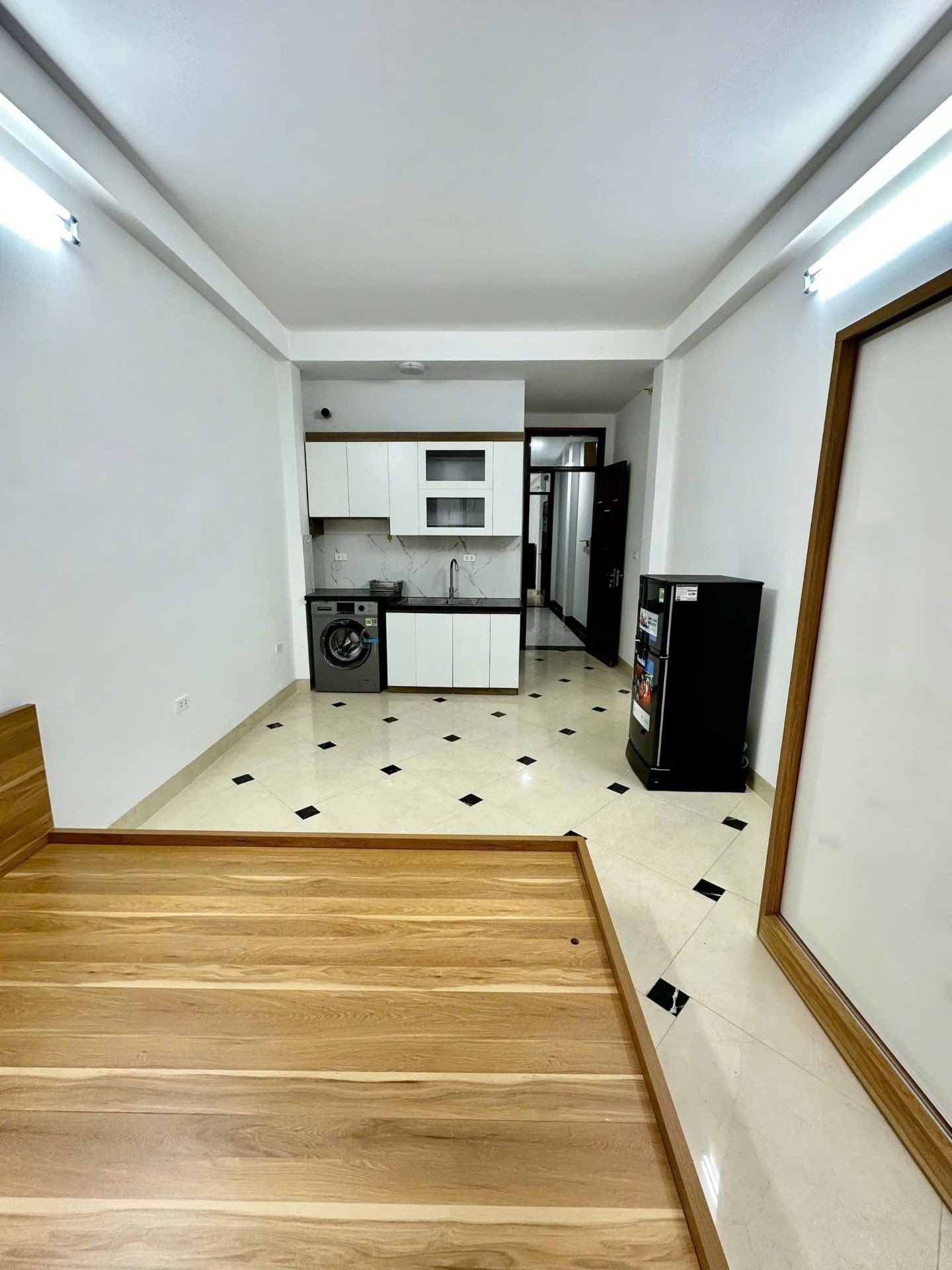 Bán nhà Tân Mai - diện tích 65m2 5 tầng - Ô TÔ TRÁNH 10M - giá 18,8 tỷ