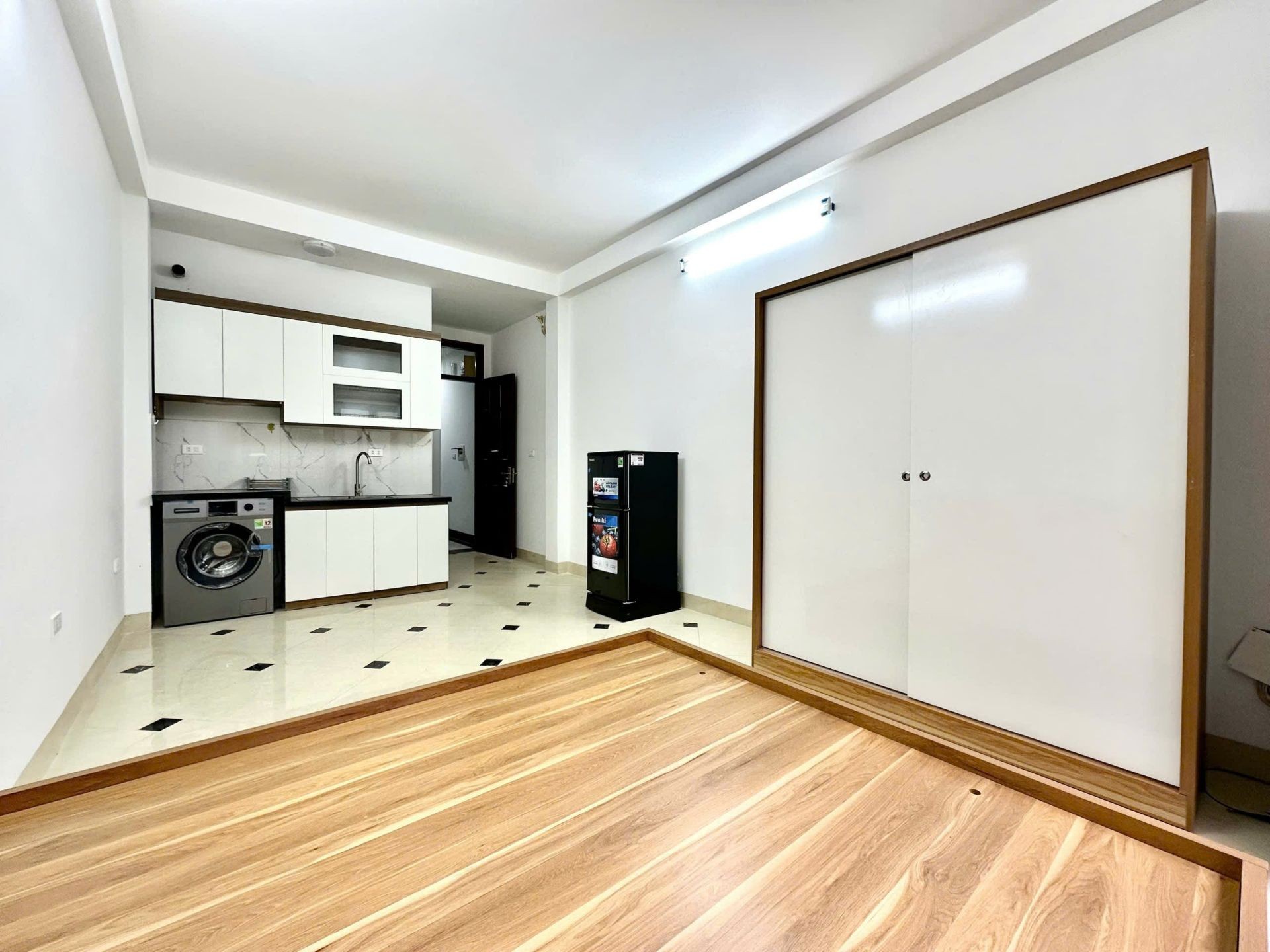 Bán nhà Tân Mai - diện tích 65m2 5 tầng - Ô TÔ TRÁNH 10M - giá 18,8 tỷ