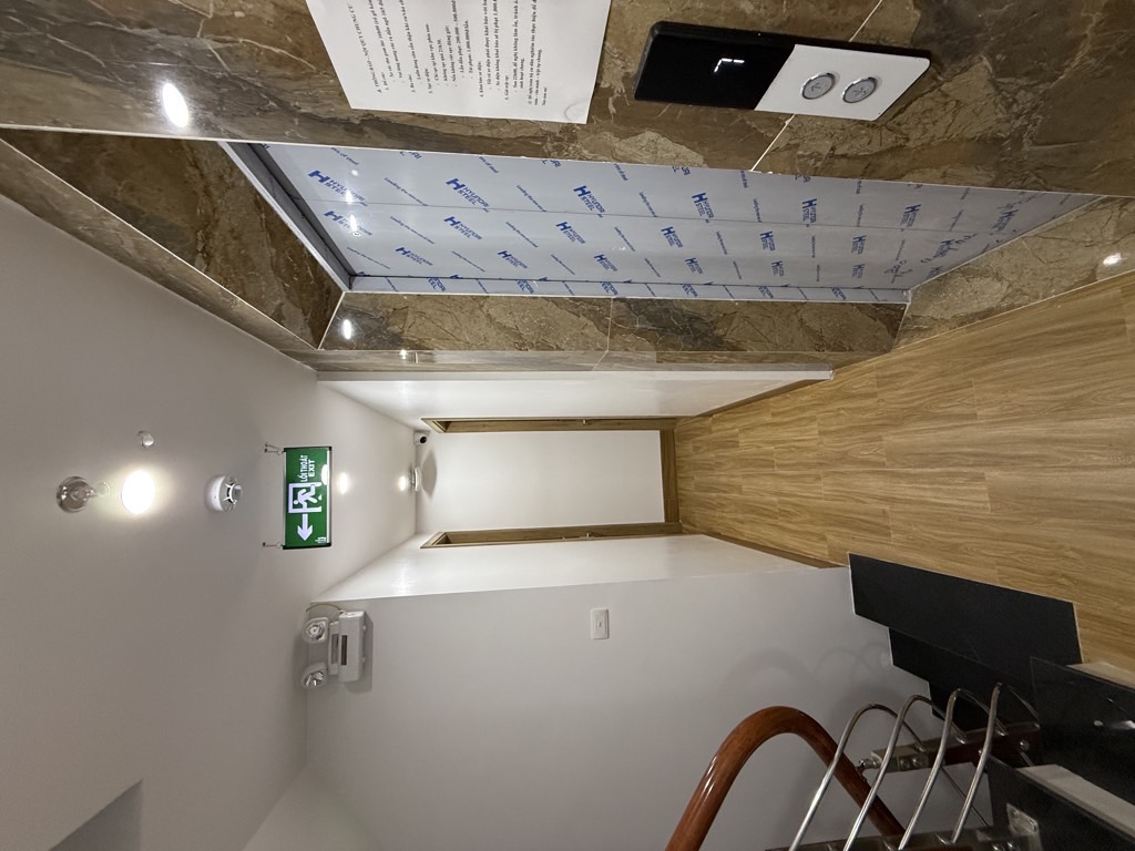 Bán nhà Nguyễn Văn Trỗi - diện tích 102m2 7 tầng - Thang máy, ô tô cứu hỏa đỗ cửa - giá 36 tỷ