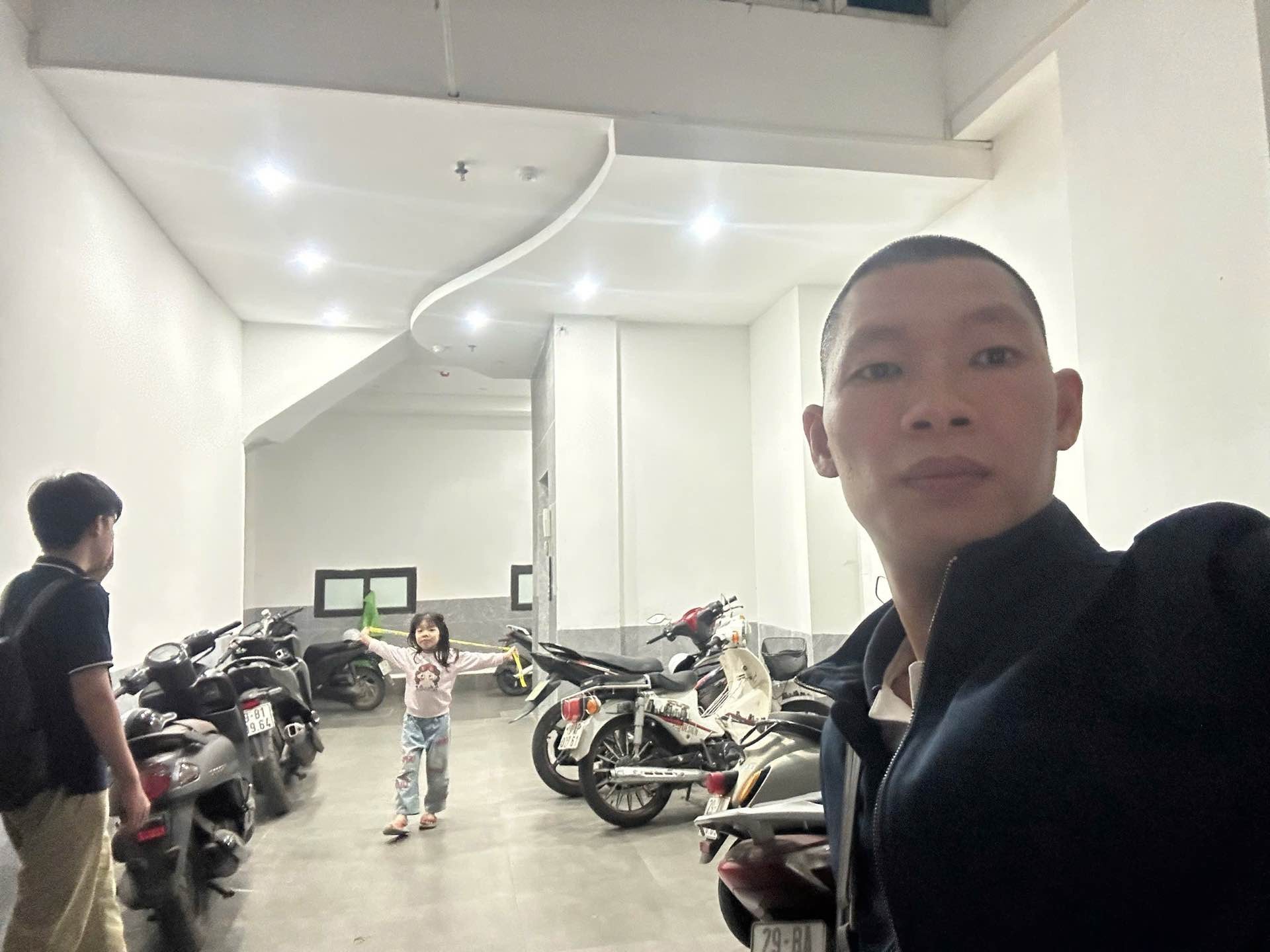 Bán nhà Trung Kính - diện tích 74.1m2 6 tầng - Ô tô tránh - giá 28 tỷ