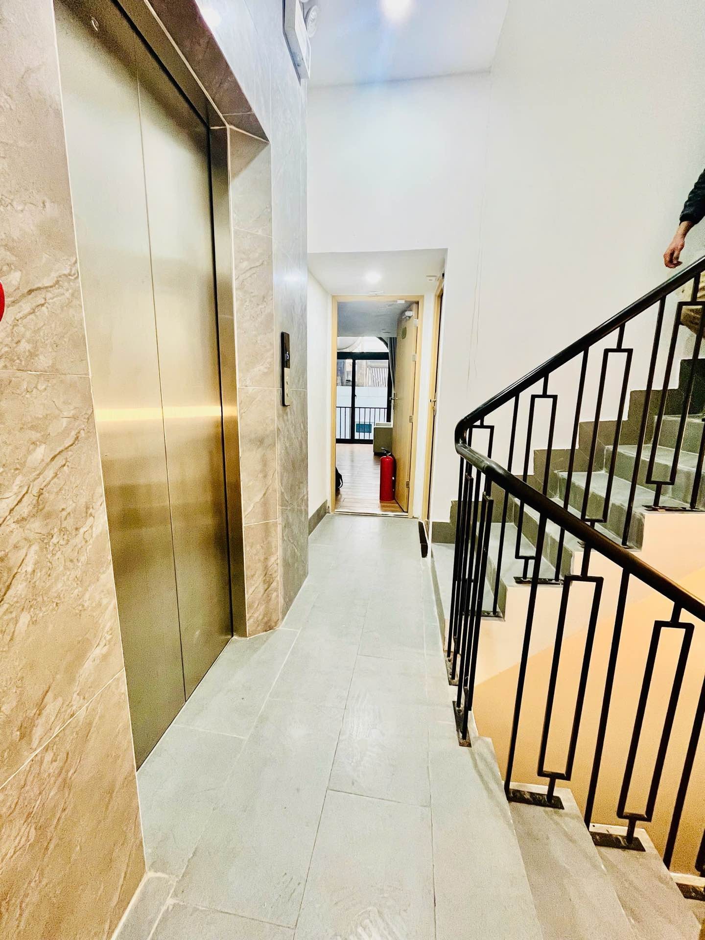 Bán nhà Trung Kính - diện tích 74.1m2 6 tầng - Ô tô tránh - giá 28 tỷ