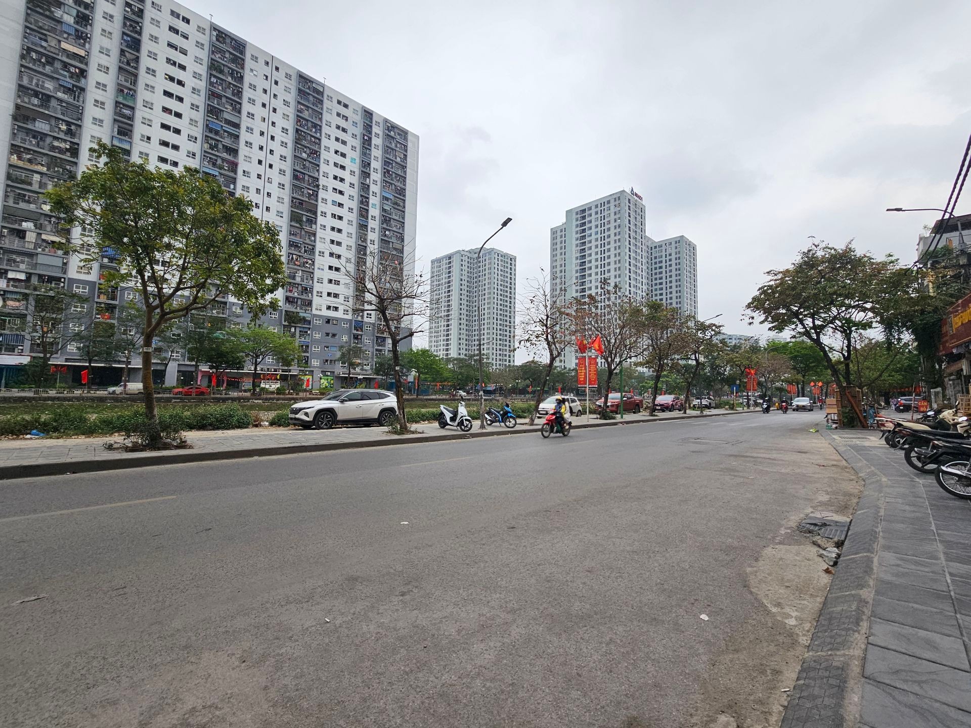 Bán nhà Kim Giang - diện tích 83m2 6 tầng - Mặt phố VIP kinh doanh sầm uất - giá 43 tỷ