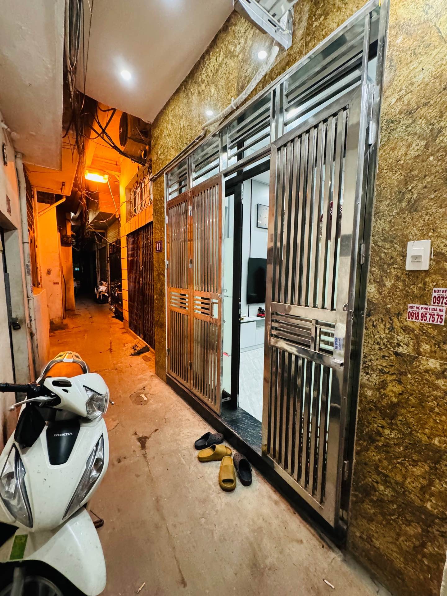 Bán nhà Kim Mã - diện tích 20m2 4 tầng - Ngõ thông, gần Đại Sứ Quán - giá 6,8 tỷ