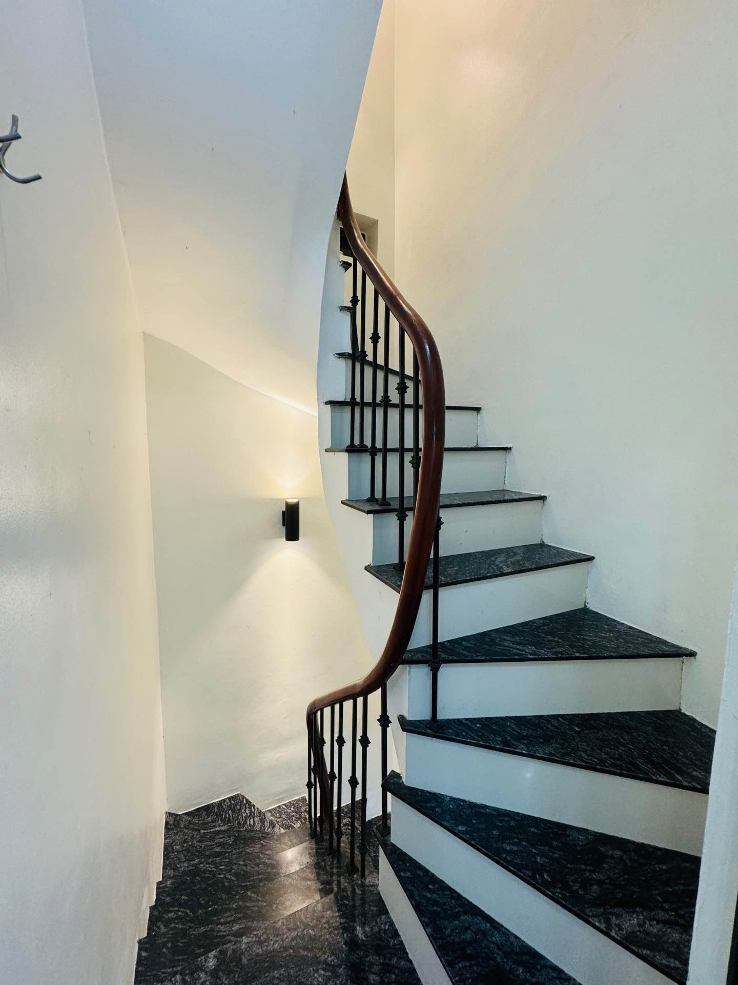 Bán nhà Kim Mã - diện tích 20m2 4 tầng - Ngõ thông, gần Đại Sứ Quán - giá 6,8 tỷ
