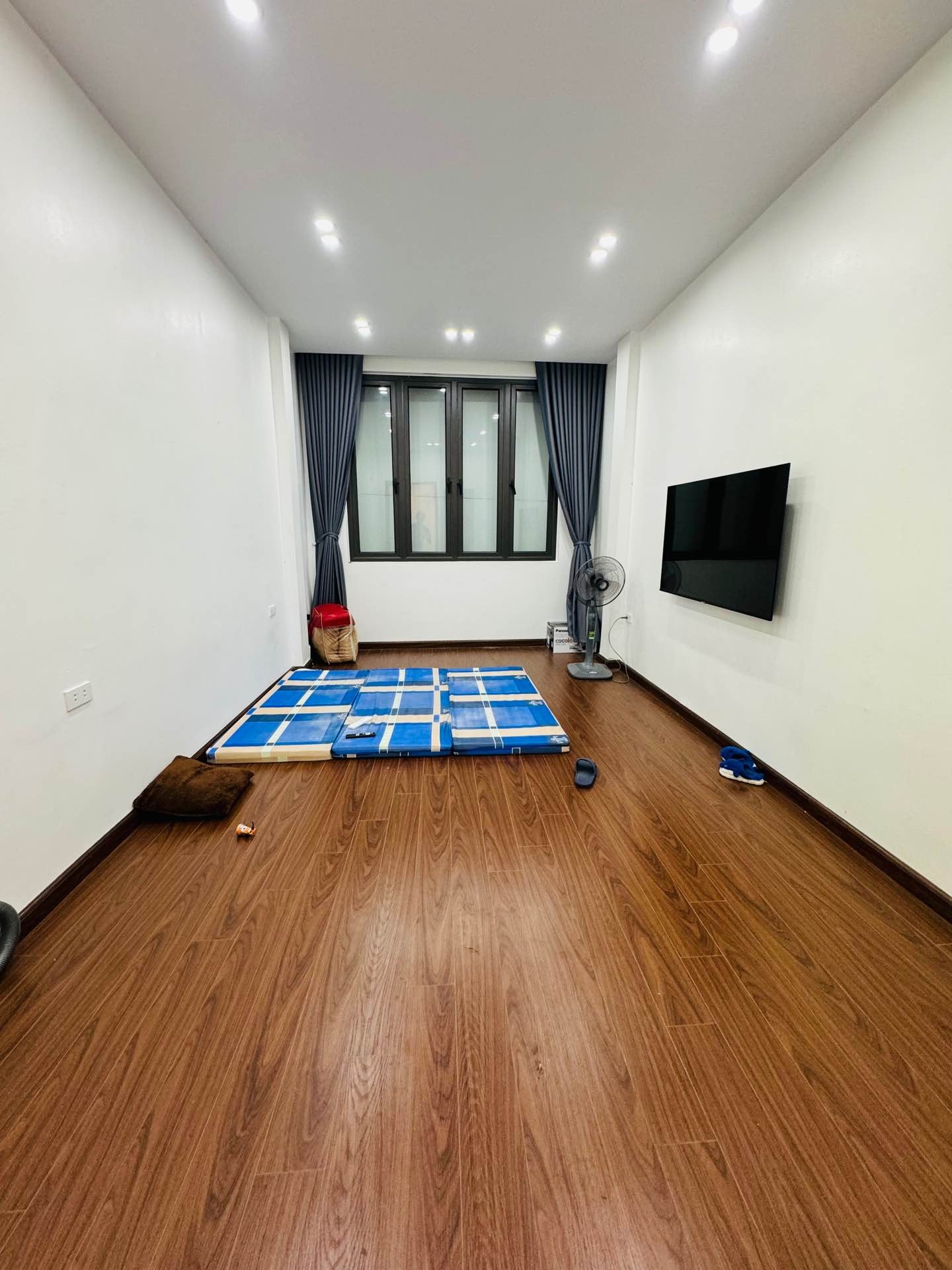 Bán nhà Kim Mã - diện tích 20m2 4 tầng - Ngõ thông, gần Đại Sứ Quán - giá 6,8 tỷ