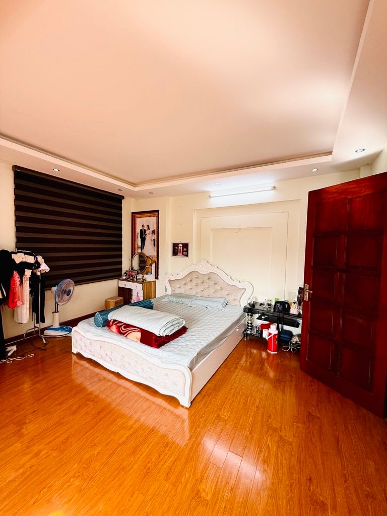 Bán nhà Quỳnh Mai - diện tích 42m2 5 tầng - lô góc, kinh doanh - giá 17,5 tỷ