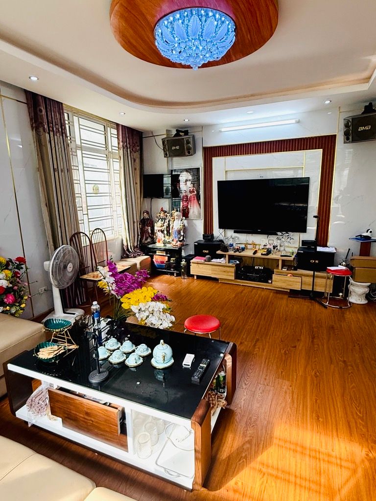 Bán nhà Quỳnh Mai - diện tích 42m2 5 tầng - lô góc, kinh doanh - giá 17,5 tỷ