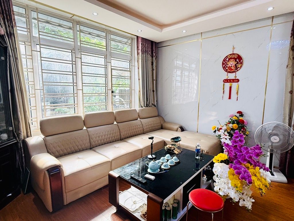 Bán nhà Quỳnh Mai - diện tích 42m2 5 tầng - lô góc, kinh doanh - giá 17,5 tỷ